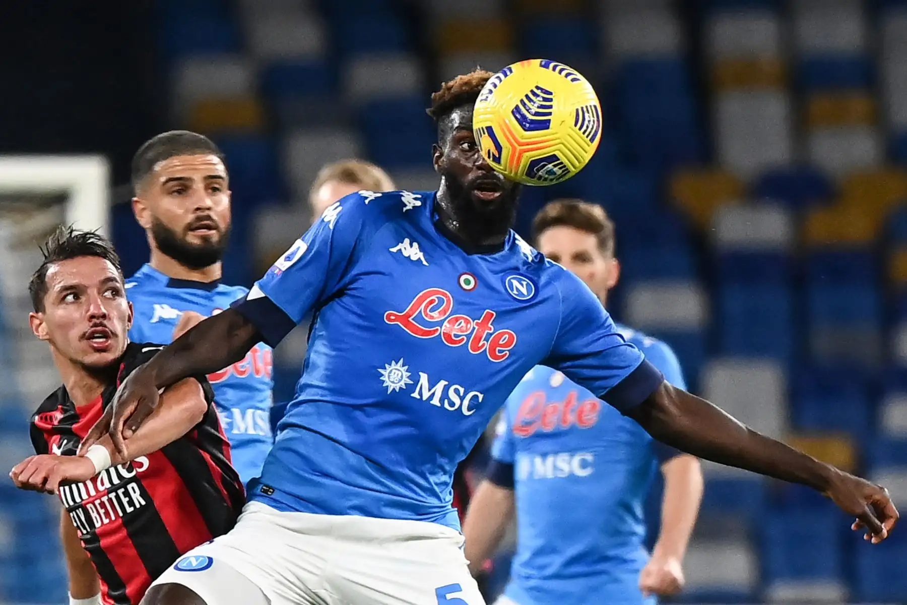 El mediocampista argelino del AC Milan Ismael Bennacer  y el mediocampista francés del Napoli Tiemoue Bakayoko  van a por un cabezazo durante el partido de fútbol de la Serie A italiana Napoli vs AC Milán en el estadio San Paolo en Nápoles.
Foto: AFP