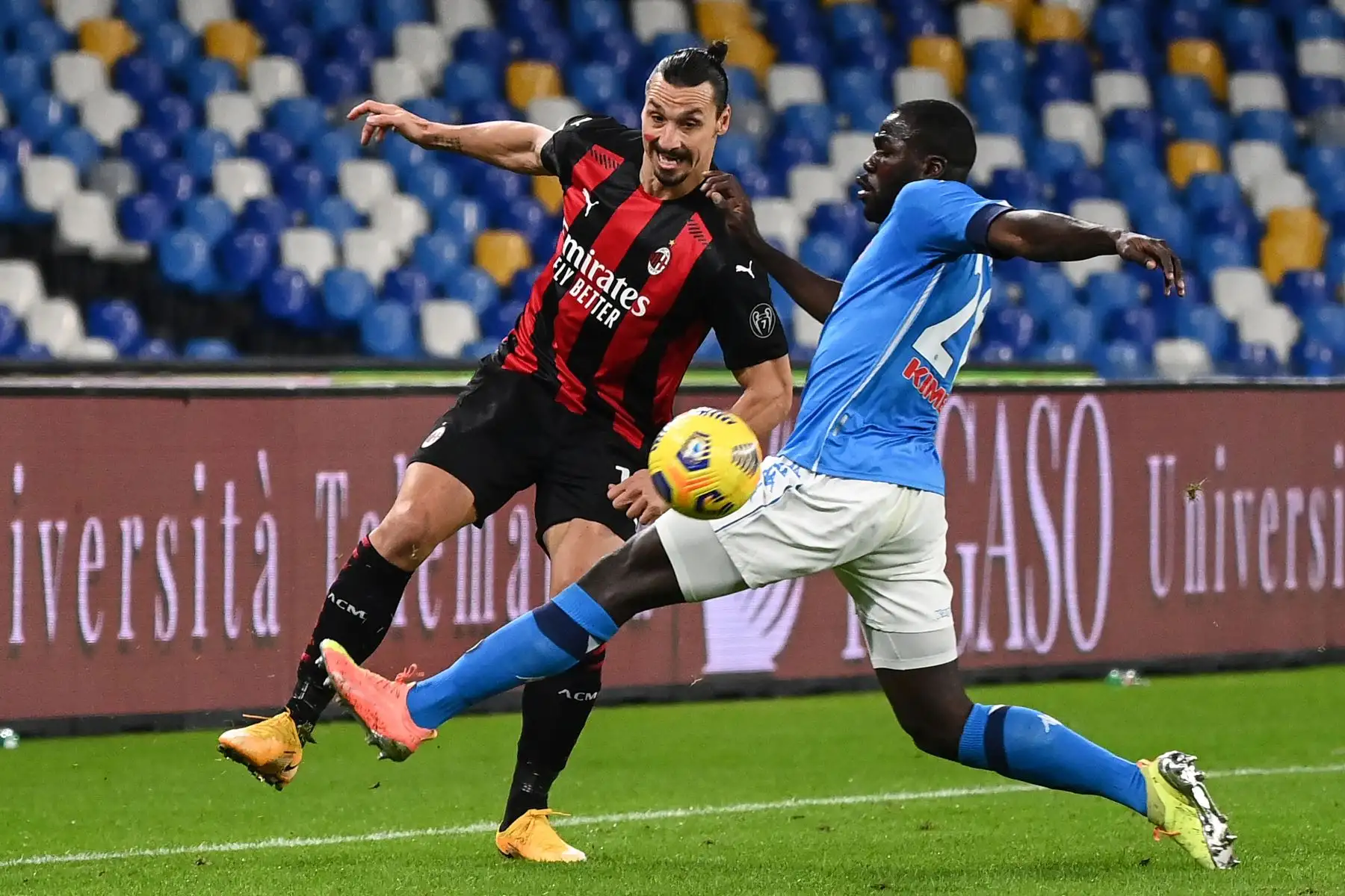 El defensor senegalés del Napoli Kalidou Koulibaly aborda al delantero sueco del AC Milán Zlatan Ibrahimovic durante el partido de fútbol de la Serie A italiana Napoli vs AC Milán en el estadio San Paolo en Nápoles.
Foto: AFP