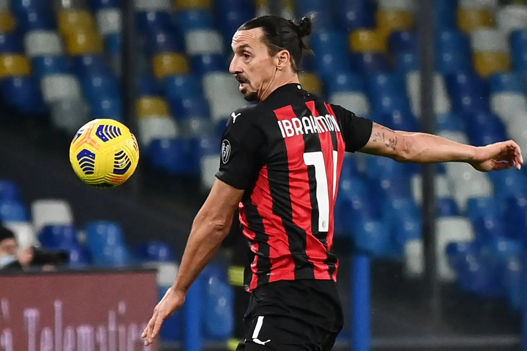 El delantero sueco del AC Milán, Zlatan Ibrahimovic, controla el balón durante el partido de fútbol de la serie A italiana Napoli vs AC Milán  en el estadio San Paolo de Nápoles.
Foto:  AFP
