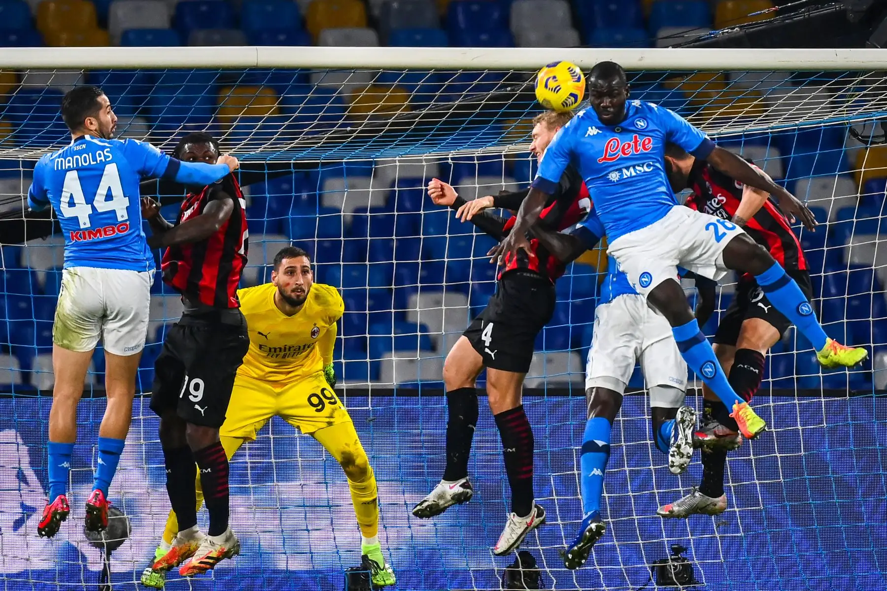 El defensor senegalés del Napoli Kalidou Koulibaly  y el defensor danés del AC Milan Simon Kjaer  van a por un cabezazo mientras el portero italiano del AC Milan Antonio Donnarumma  mira durante el partido de fútbol de la Serie A italiana Napoli vs AC Milan  en el estadio San Paolo de Nápoles.
Foto: AFP