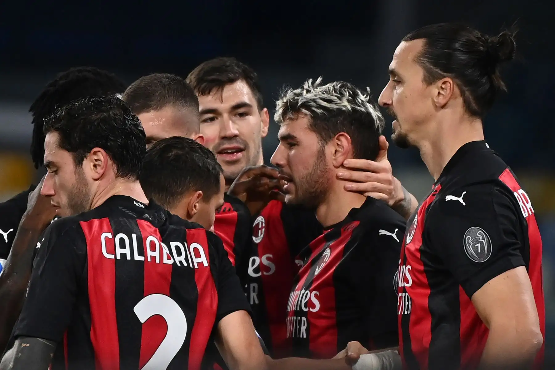 El delantero sueco del AC Milán, Zlatan Ibrahimovic , celebra con el defensor francés del AC Milán Theo Hernandez y sus compañeros de equipo después de abrir el marcador durante el partido de fútbol de la Serie A italiana Napoli vs AC Milán  en el estadio San Paolo en Nápoles.
Foto: AFP