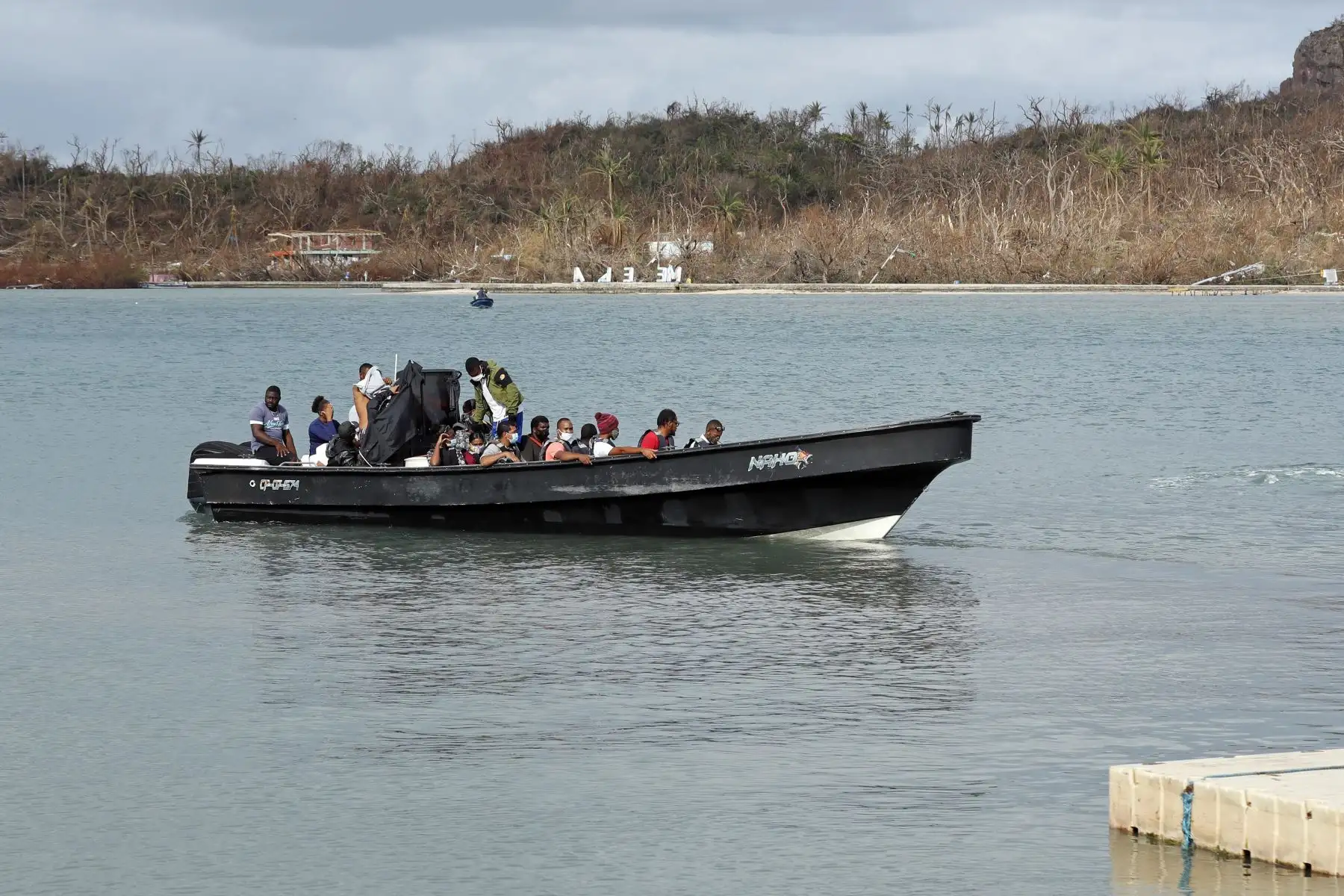Isleños a bordo de una lancha parten hacía la isla de San Andrés, desde Providencia, Colombia. Centenares de habitantes de la isla colombiana de Providencia que perdieron todo por el paso del huracán Iota emigran a diario a la de San Andrés.
Foto: AFP