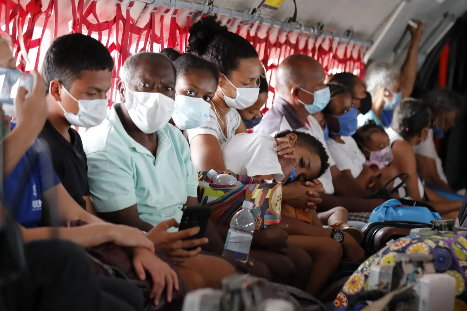 Isleños permanecen a bordo de uno de los vuelos humanitarios de la Fuerza Área que parten desde el aeropuerto El Embrujo hacía la isla de San Andrés,Colombiana. Centenares de habitantes de la isla colombiana de Providencia que perdieron todo por el paso del huracán Iota emigran a diario a la de San Andrés.
Foto: AFP