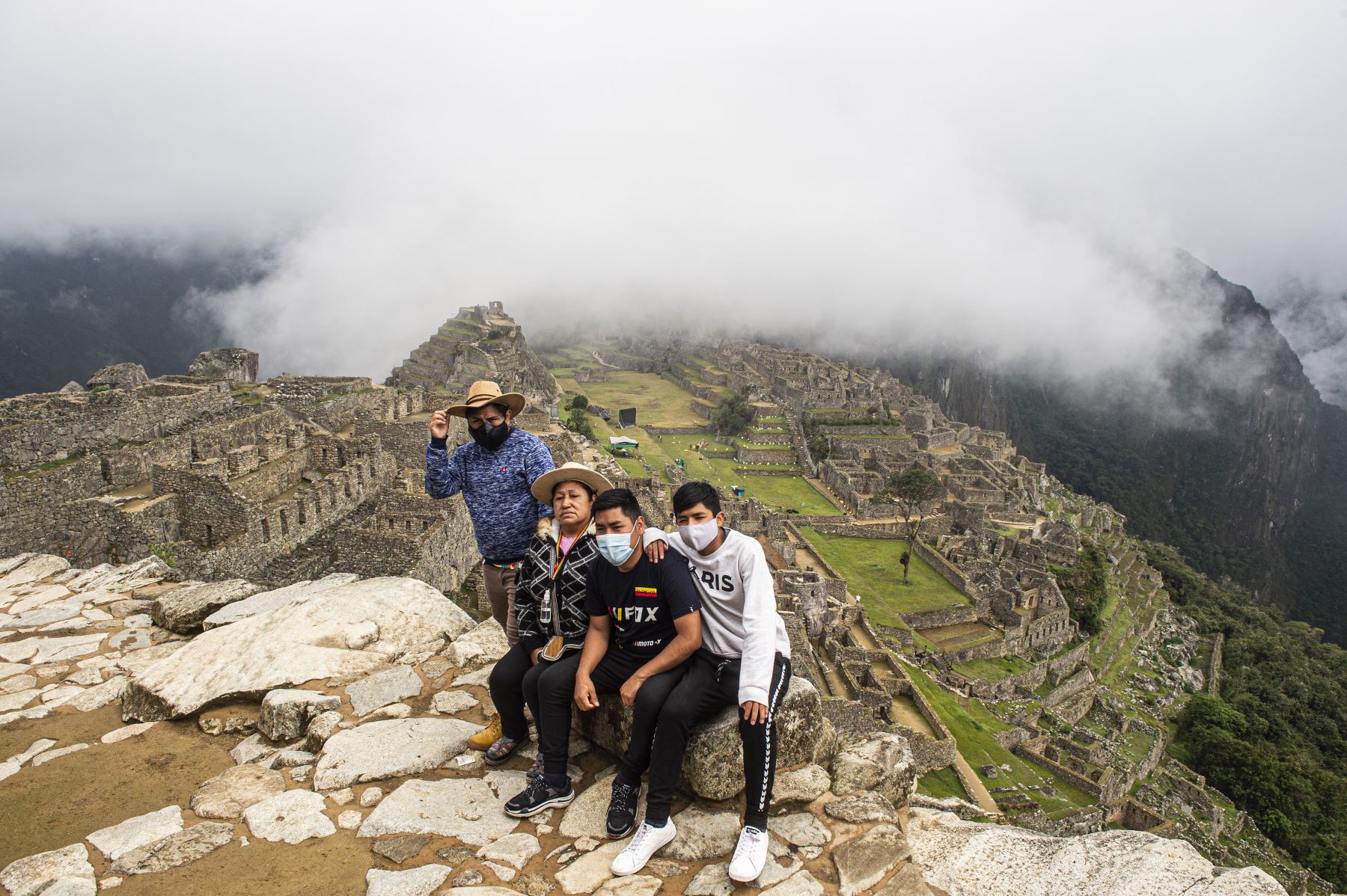 Turistas posan para una foto frente al sitio arqueológico de Machu Picchu, Cusco, en Perú, el 02 de noviembre de 2020, en medio de la pandemia del coronavirus. La ciudadela inca de Machu Picchu, reabrió después de un bloqueo de casi ocho meses debido a las restricciones. Foto: AFP