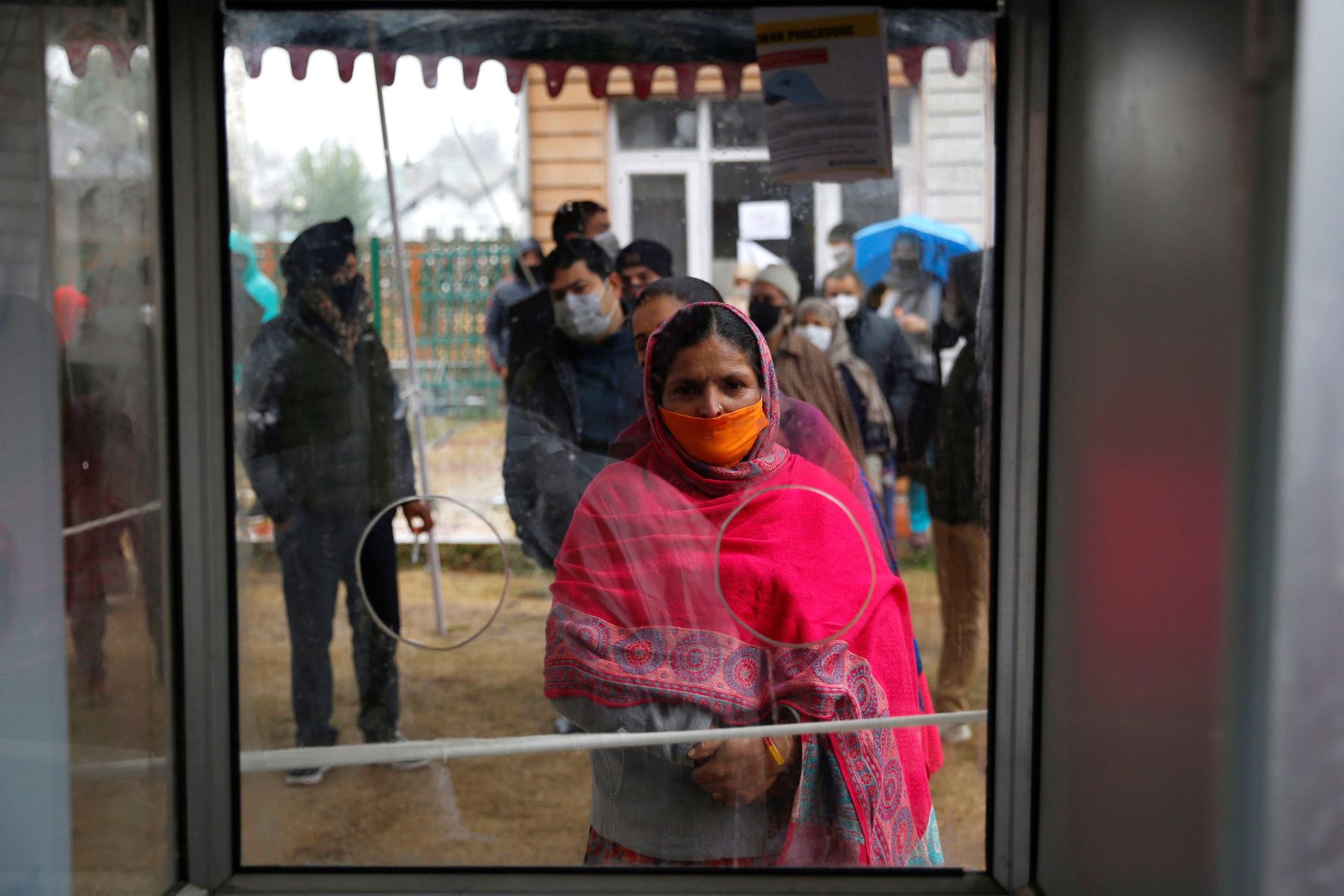 La gente espera una prueba de Covid-19 en Srinagar, la capital de verano de la Cachemira, en India. Foto: EFE