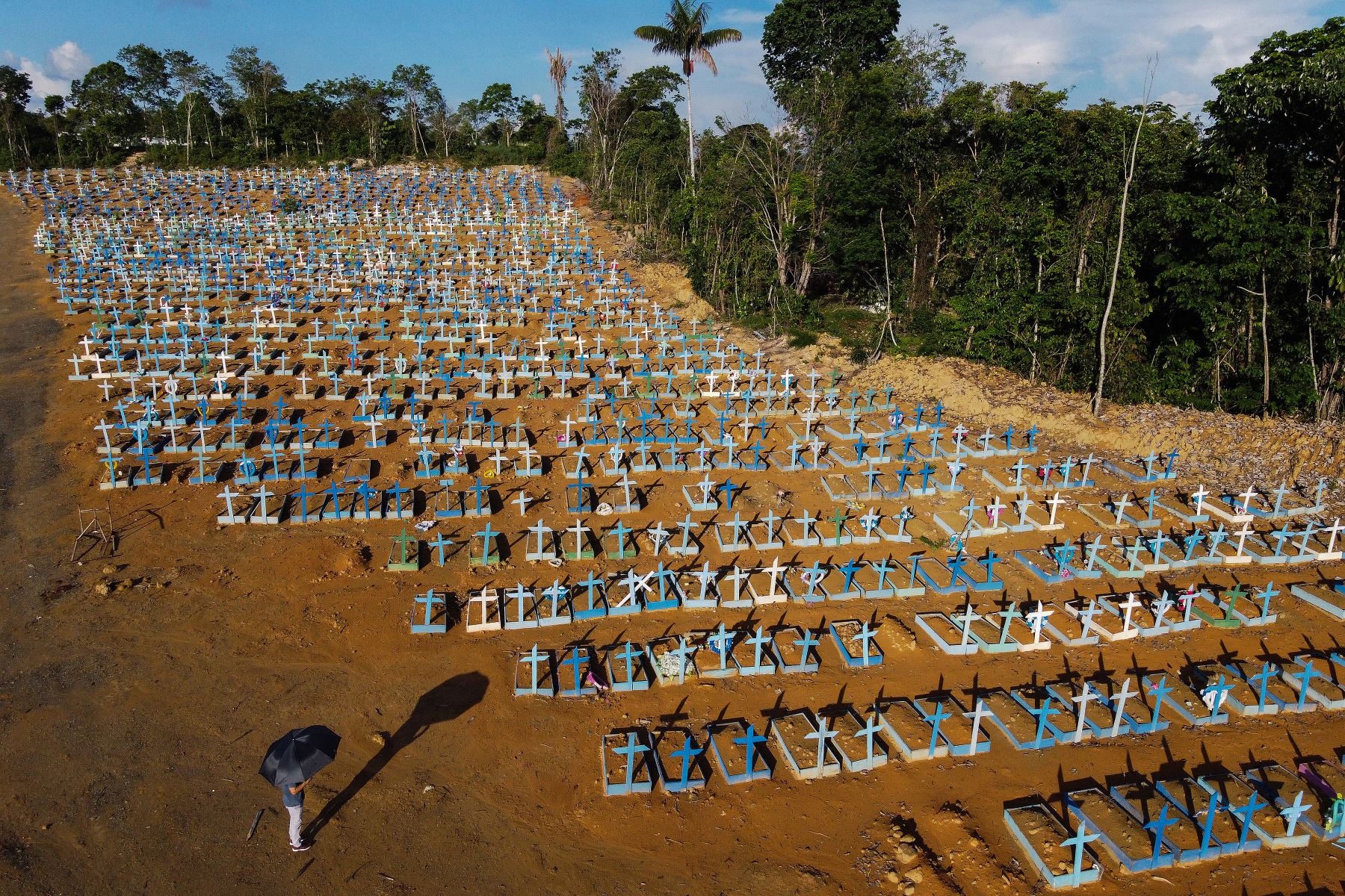 Vista aérea del cementerio reservado para las víctimas de la pandemia Covid-19 en el cementerio de Nossa Senhora Aparecida, en Manaus, en la selva amazónica de Brasil. Foto: AFP