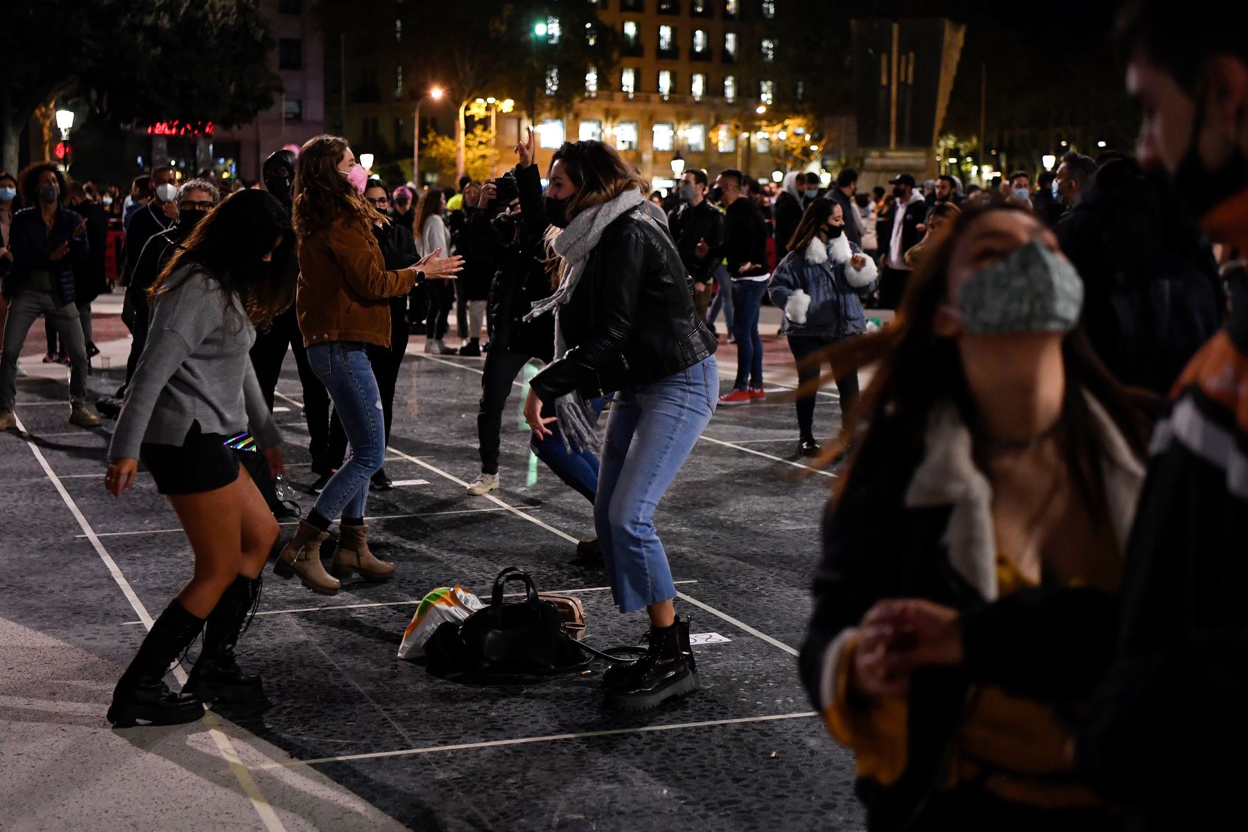 Personas con máscaras bailan durante una protesta convocada por los gremios de discotecas en apoyo a la reapertura de locales nocturnos, en Barcelona. Foto: AFP