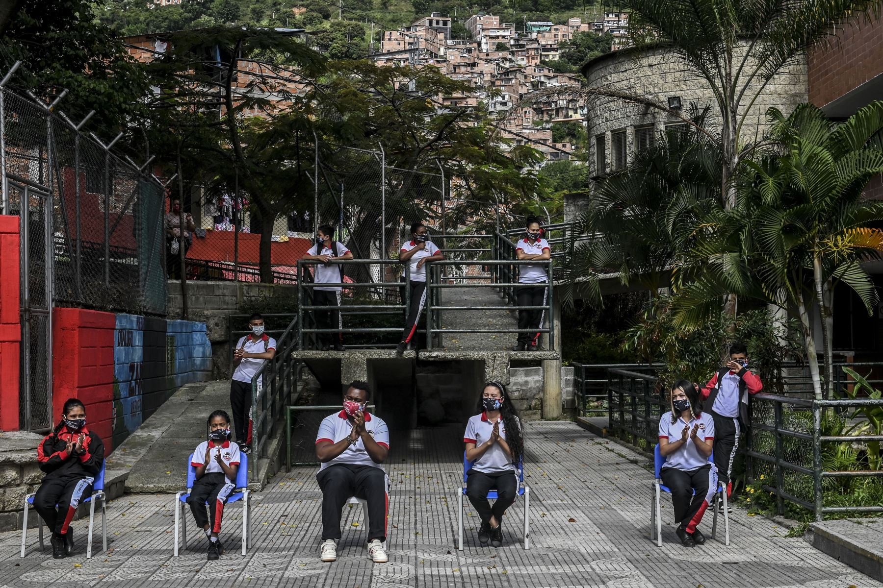 Los estudiantes practican el distanciamiento social mientras asisten a un evento en la escuela pública Blanquizal durante su reapertura en Medellín, Colombia. Foto: AFP