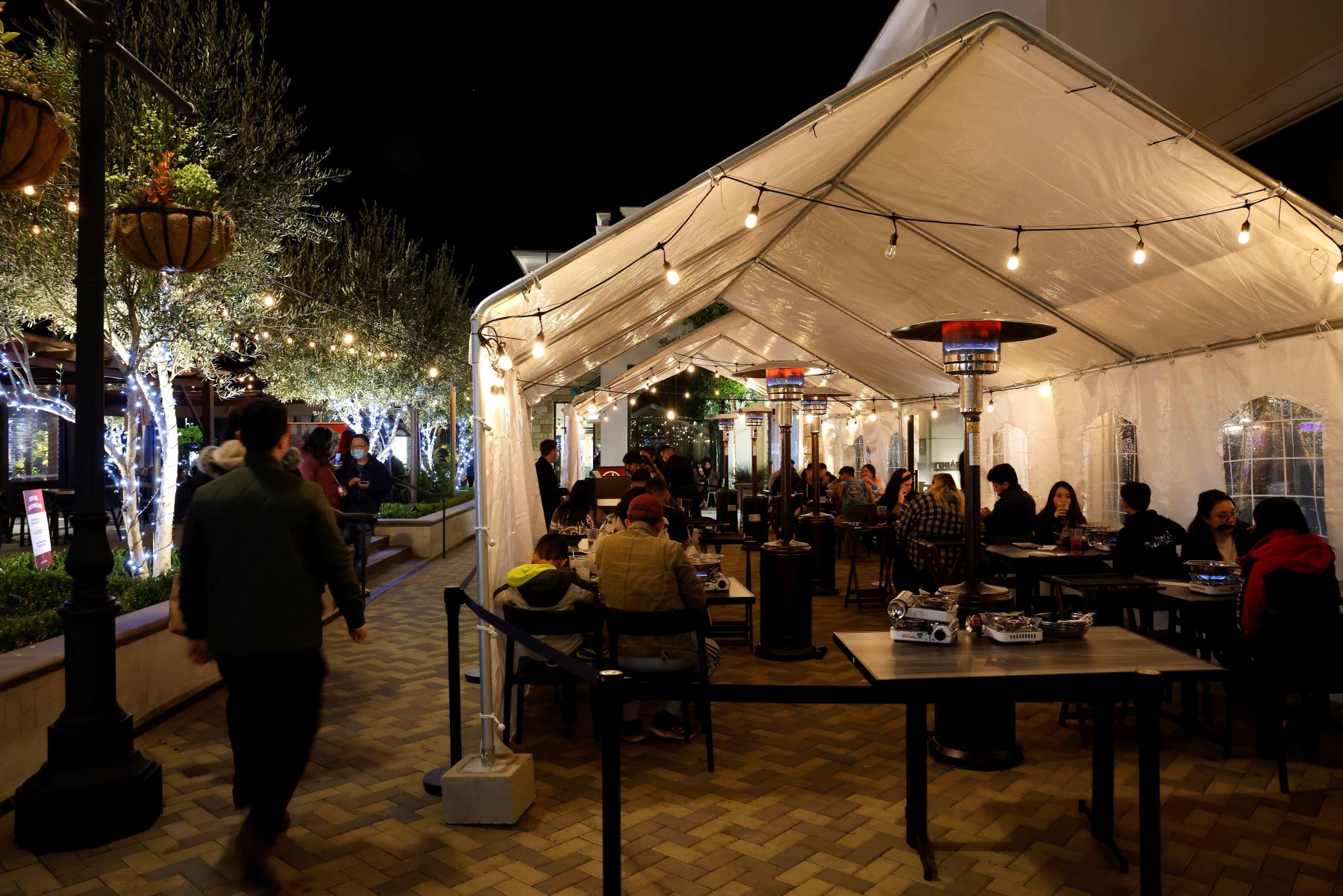 La gente cena al aire libre en un restaurante en Concord, condado de Contra Costa, California, previo al inicio del toque de queda, nueva restricción que inicio de 10pm a 5am. Foto: EFE