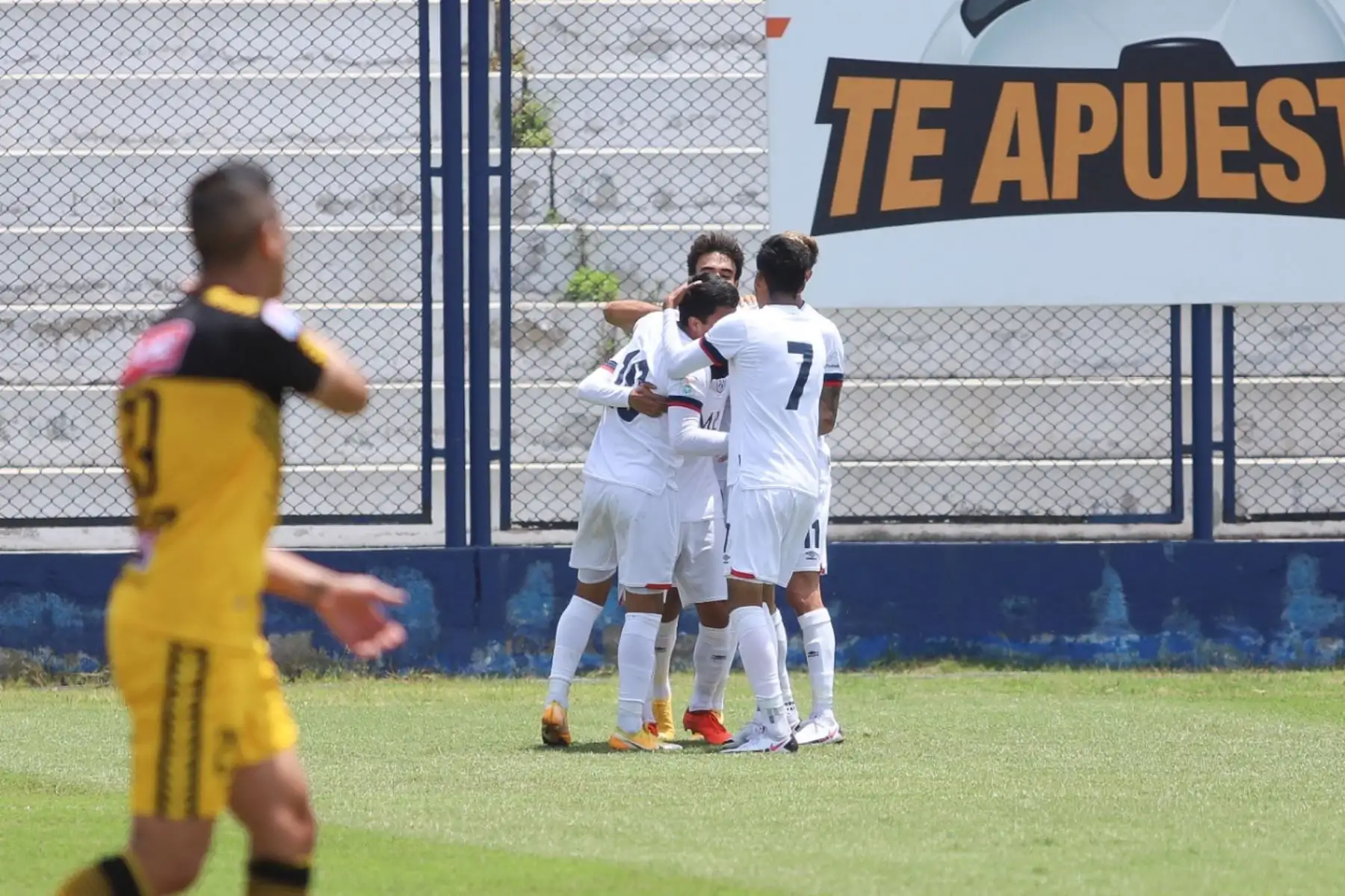 Jordan Guivin de San Martín anota ante Cantolao por la octava jornada de la fase 2 de la Liga 1, en el estadio Iván Elías Moreno. Foto: Liga 1