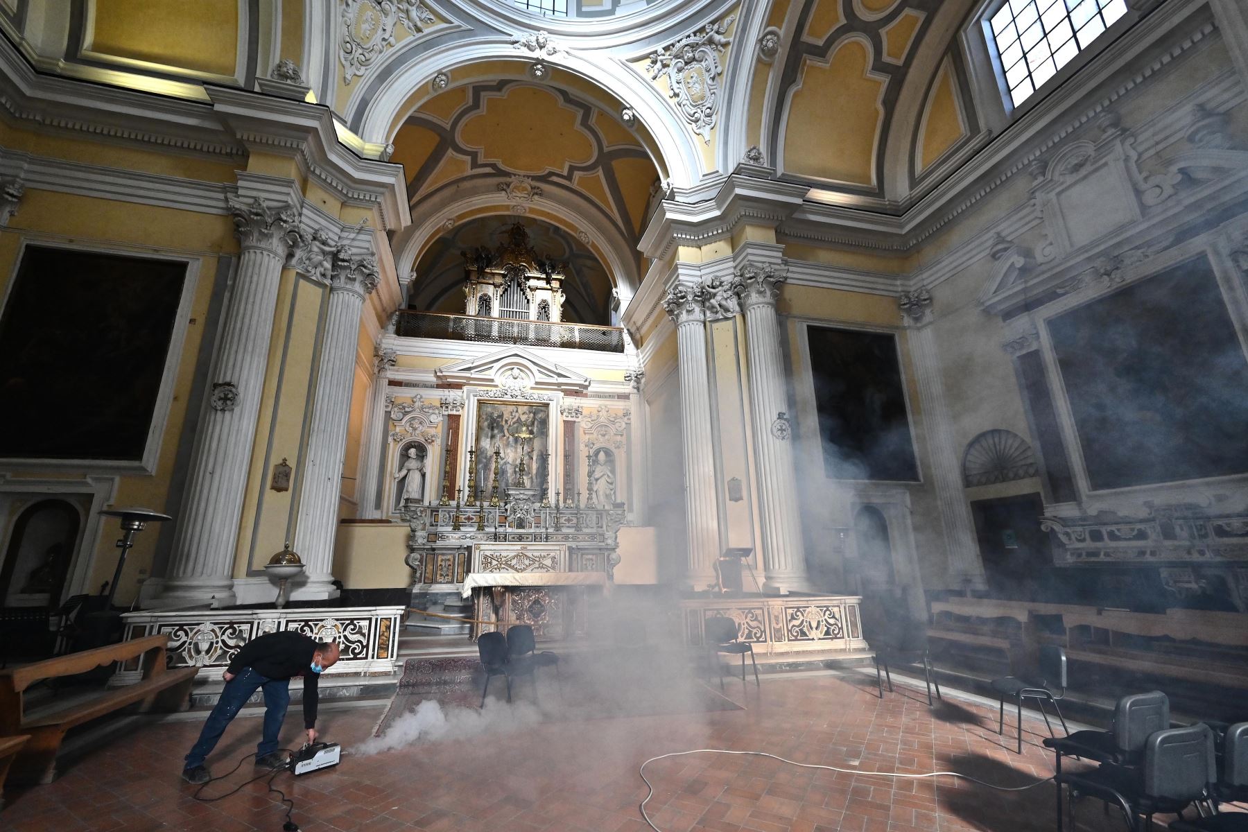 Un voluntario de una asociación de salud rocía desinfectante para desinfectar el área durante una campaña de prueba rápida de antígenos para la enfermedad Covid-19 causada por el nuevo coronavirus, en la Basílica de San Severo  en el distrito de Rione Sanita en el centro de Nápoles.
Foto: AFP