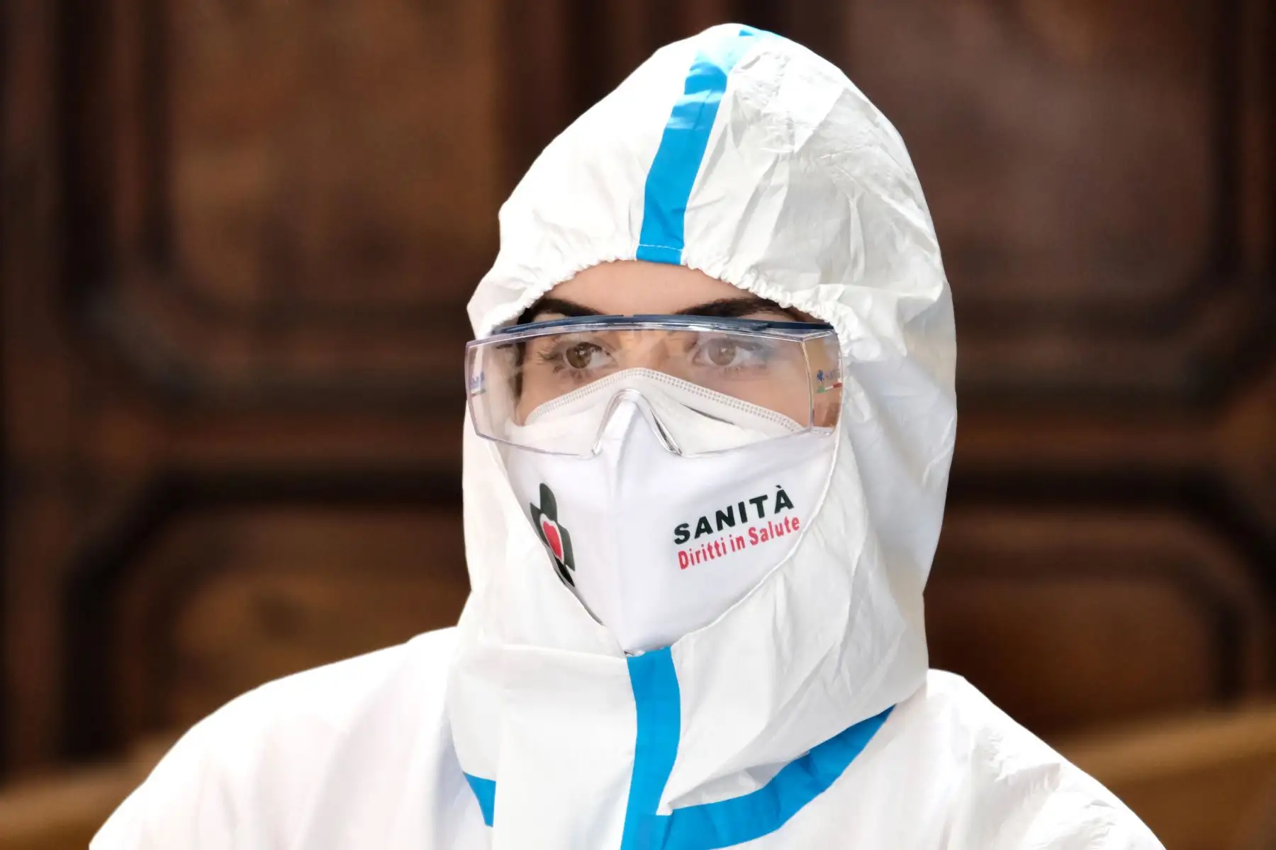 Un trabajador de la salud con equipo de protección personal observa durante una campaña de prueba rápida de antígenos para la enfermedad Covid-19 causada por el nuevo coronavirus, en la Basílica de San Severo  en el centro de Nápoles.
Foto: AFP