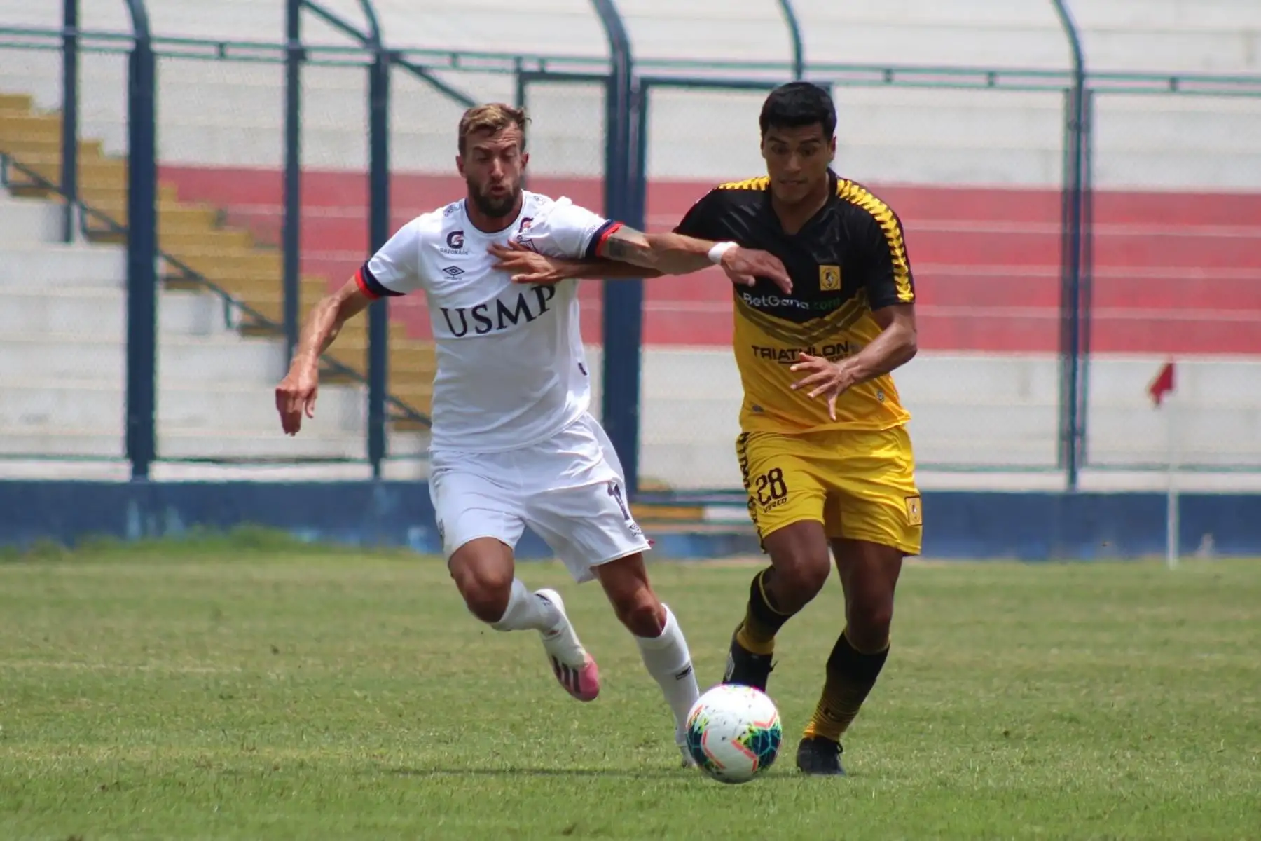 A. Solis del Cantolao se enfrenta por el balón ante su rival de San Martín por la octava jornada de la fase 2 de la Liga 1, en el estadio Iván Elías Moreno. Foto: Liga 1