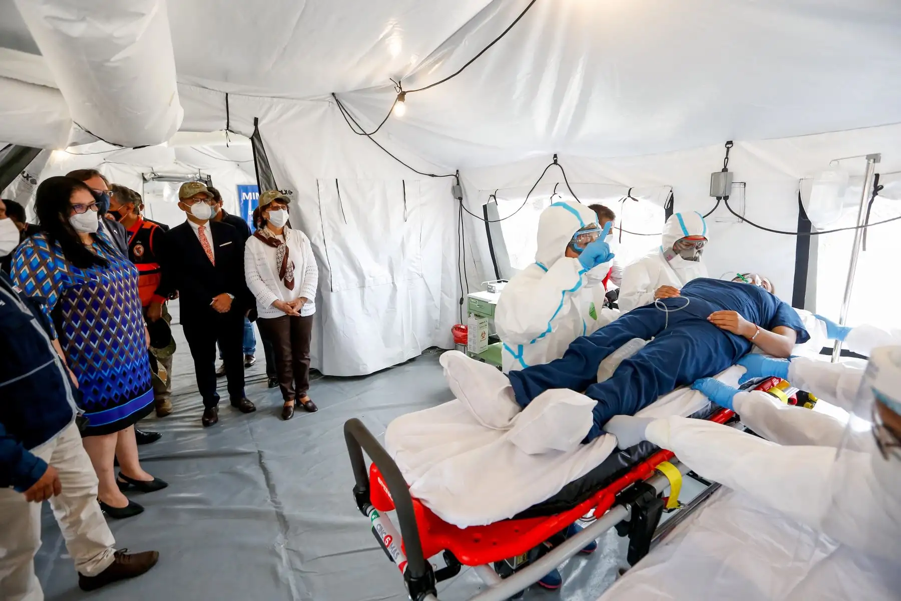 En una ceremonia, el gobierno de los Estados Unidos  entrega donación a la ministra de Defensa, Nuria Esparch y ministra de Salud, Pilar Mazzetti  en representación del estado peruano. Se contará con dos nuevos hospitales de emergencia móviles que  ayudarán a reforzar la lucha contra la pandemia.
Foto: Minsa