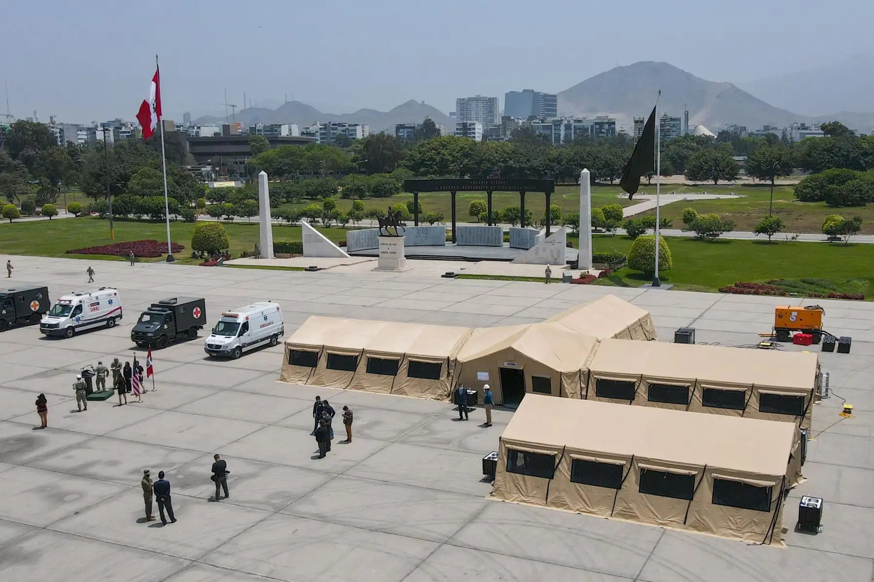 En una ceremonia, el gobierno de los Estados Unidos  entrega donación a la ministra de Defensa, Nuria Esparch y ministra de Salud, Pilar Mazzetti  en representación del estado peruano. Se contará con dos nuevos hospitales de emergencia móviles que  ayudarán a reforzar la lucha contra la pandemia.
Foto: Minsa