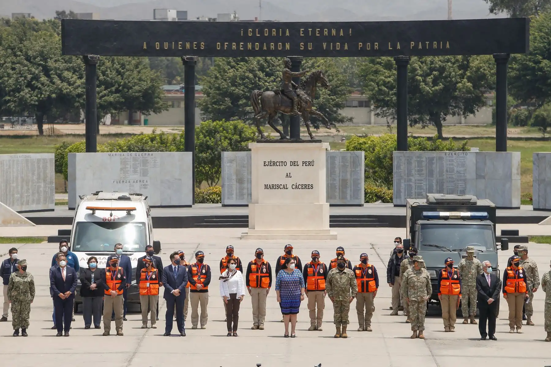 En una ceremonia, el gobierno de los Estados Unidos  entrega donación a la ministra de Defensa, Nuria Esparch y ministra de Salud, Pilar Mazzetti  en representación del estado peruano. Se contará con dos nuevos hospitales de emergencia móviles que  ayudarán a reforzar la lucha contra la pandemia.
Foto: Minsa