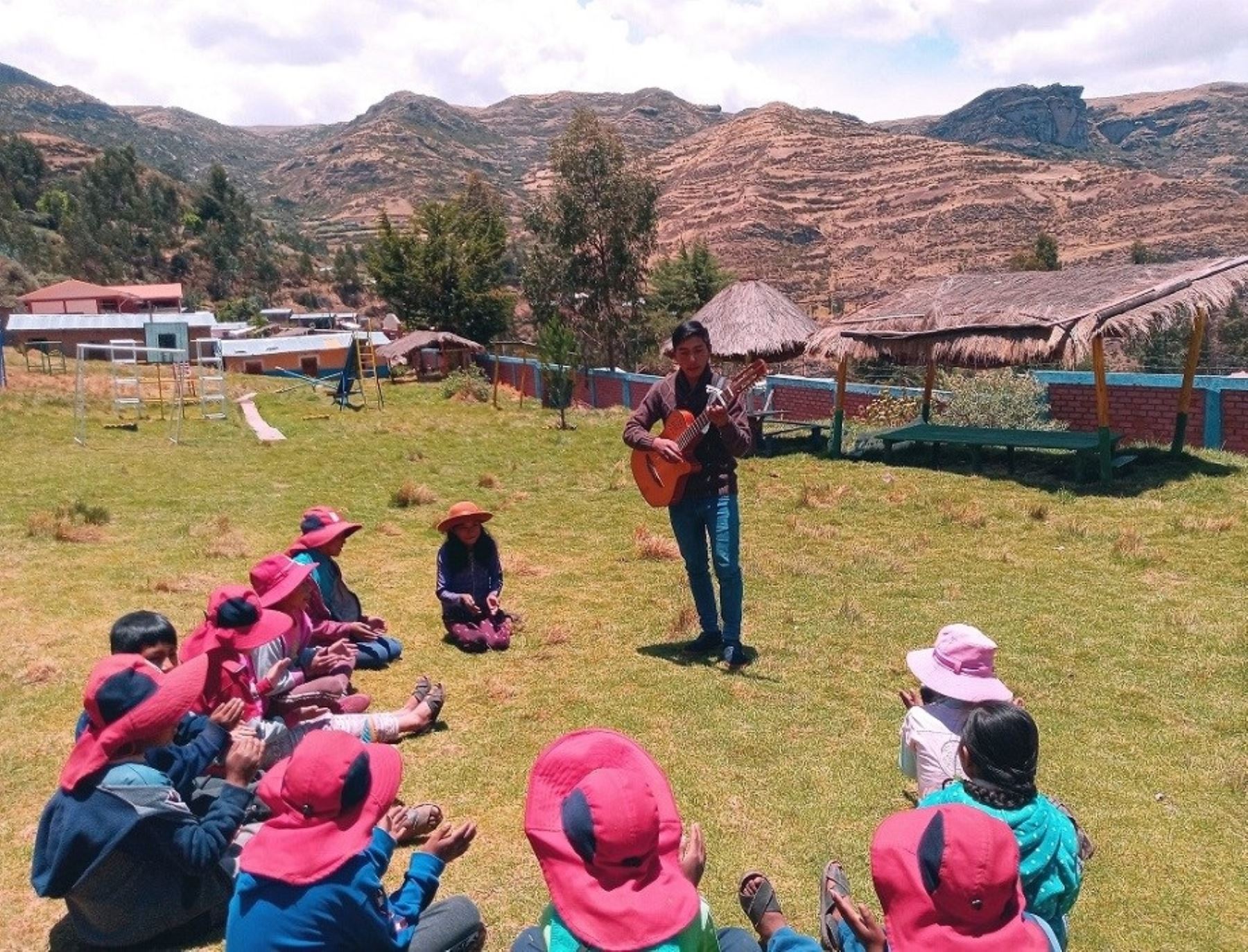 Winder Huamani regresó a su comunidad Cajapucara, ubicada en el distrito de Ccapi, provincia cusqueña de Paruro, para enseñar a los niños de primaria. ANDINA/Difusión