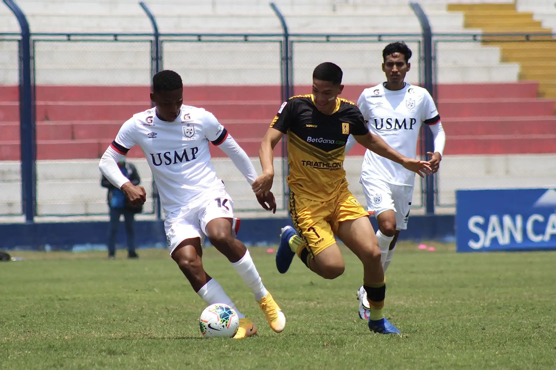J. Bolivar de San Martín se enfrenta por el balón ante Y. Celi de Cantolao por la octava jornada de la fase 2 de la Liga 1, en el estadio Iván Elías Moreno. Foto: Liga 1