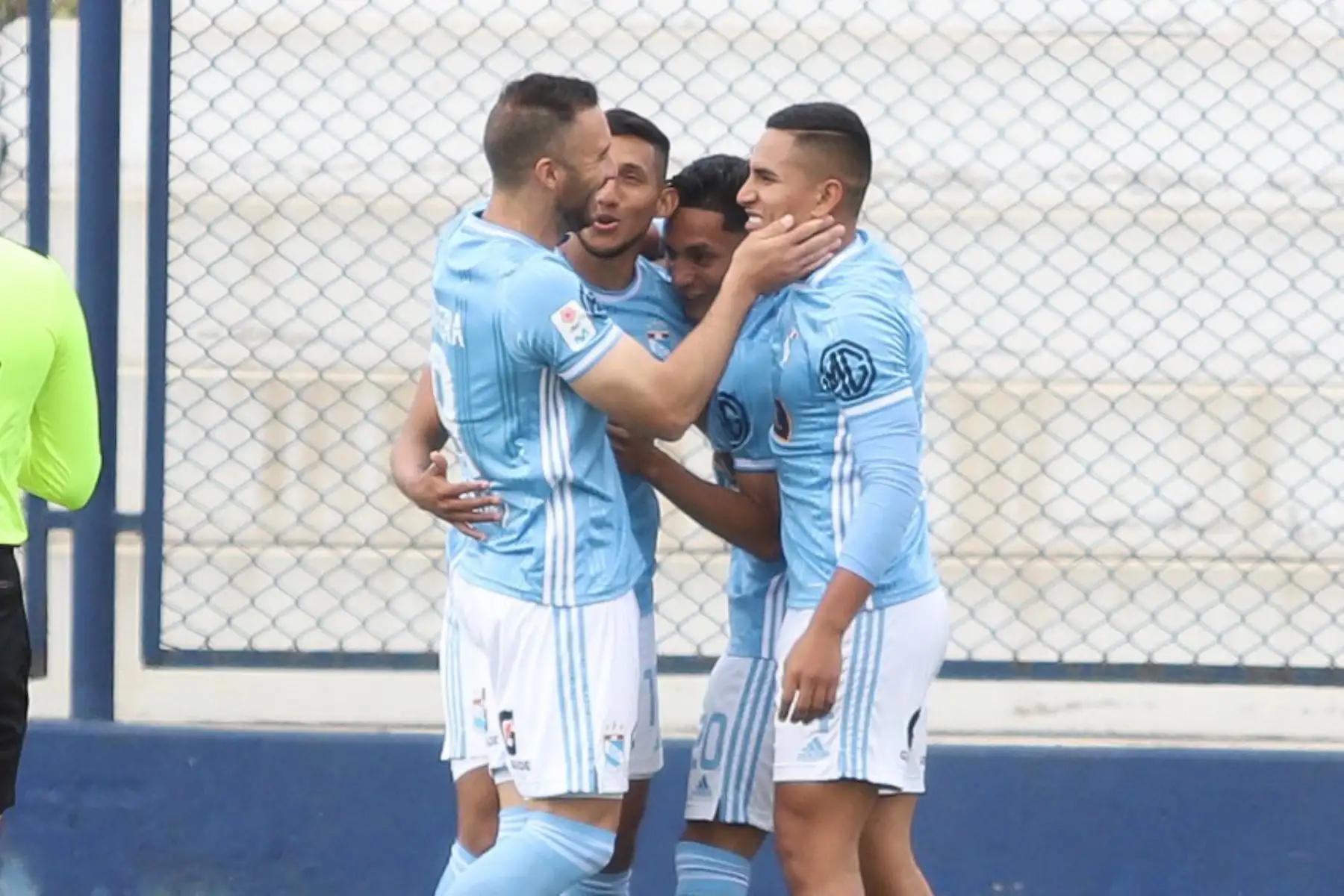 Christofer Gonzáles de Sporting Cristal celebra tras anotar el 1-0 ante UTC por la octava fecha de la fase 2 de la Liga 1, en el estadio Iván Elías Moreno. Foto: Liga 1