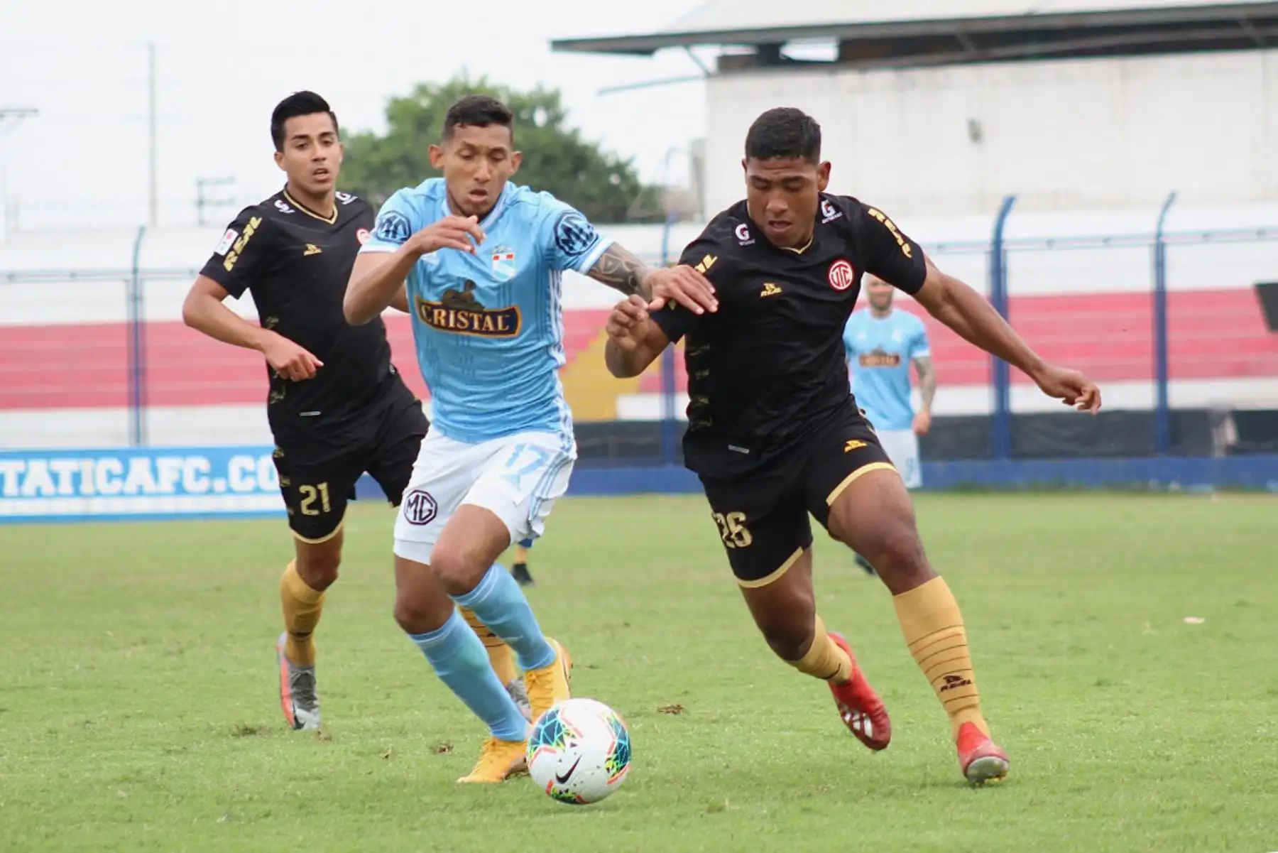 Christofer Gonzáles de Sporting Cristal lucha por el balón ante A. Gutierrez de UTC por la octava fecha de la fase 2, en el estadio Iván Elías Moreno. Foto: Liga 1