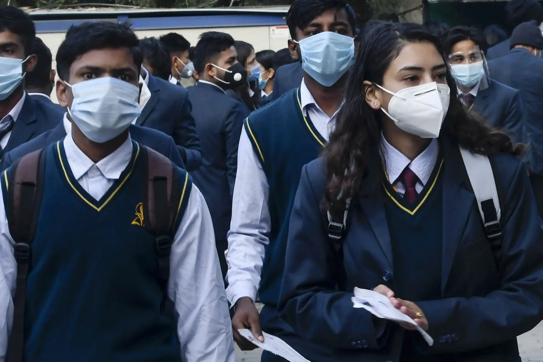 Estudiantes que usan mascarillas rinden el examen en el patio de la escuela en medio de la pandemia del Covid-19 en Katmandú. Foto: AFP