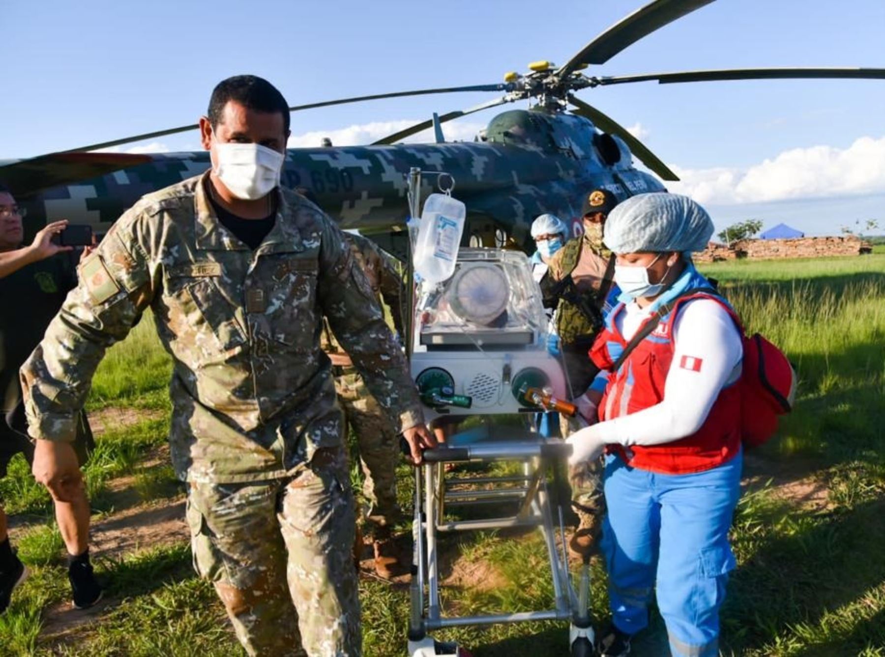 A bordo de un helicóptero del Ejército, una bebé con insuficiencia respiratoria fue trasladada desde su comunidad indígena hasta el hospital Santa Rosa de Puerto Maldonado.
