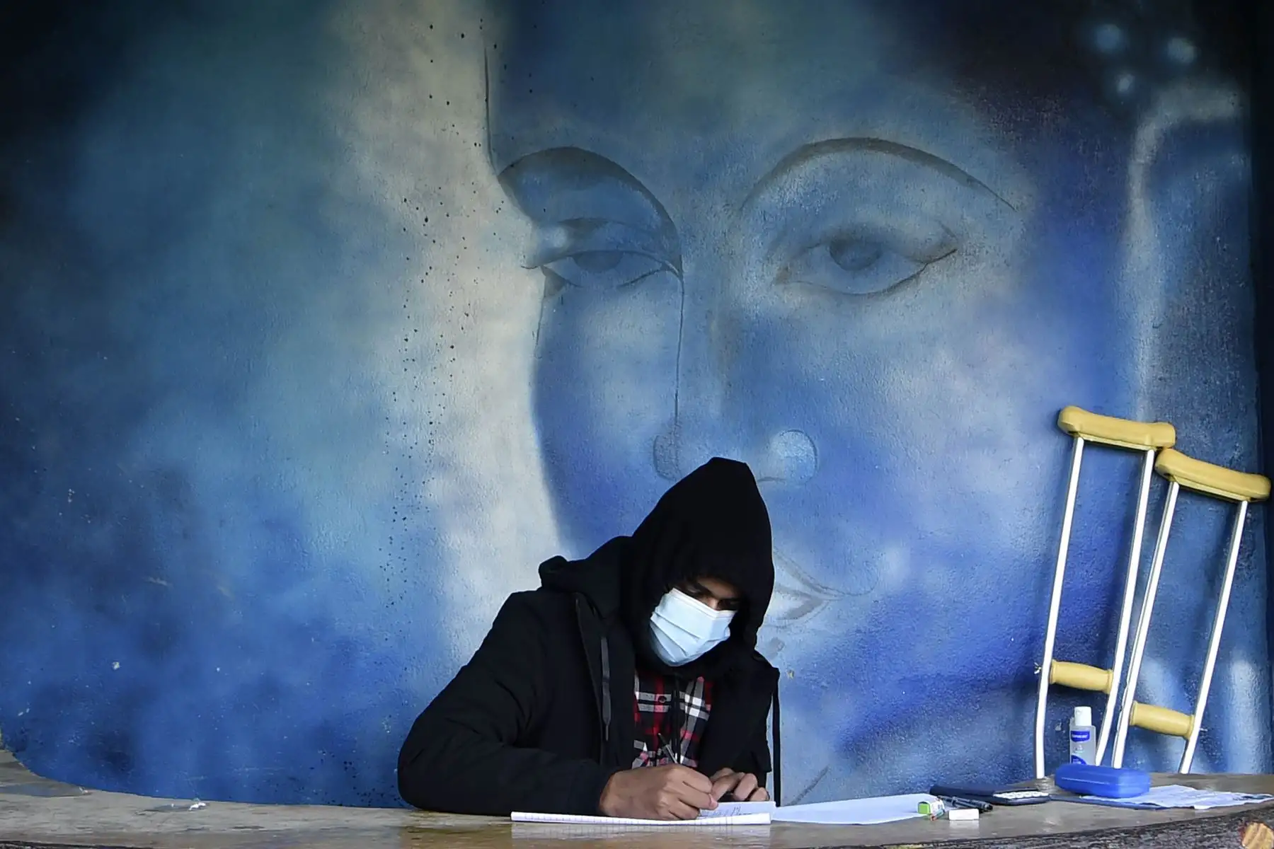 Estudiantes que usan mascarillas rinden el examen en el patio de la escuela en medio de la pandemia del Covid-19 en Katmandú. Foto: AFP