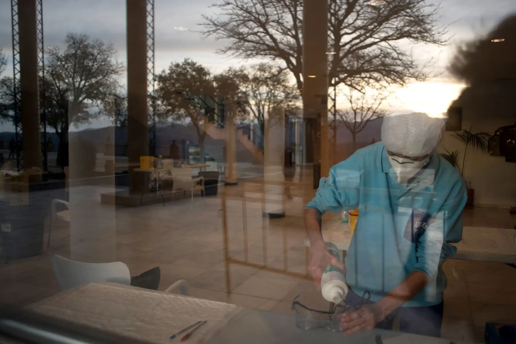 Un trabajador de la salud desinfecta un par de gafas durante una prueba masiva de Covid-19 en Ronda, Andalucía. Foto: AFP