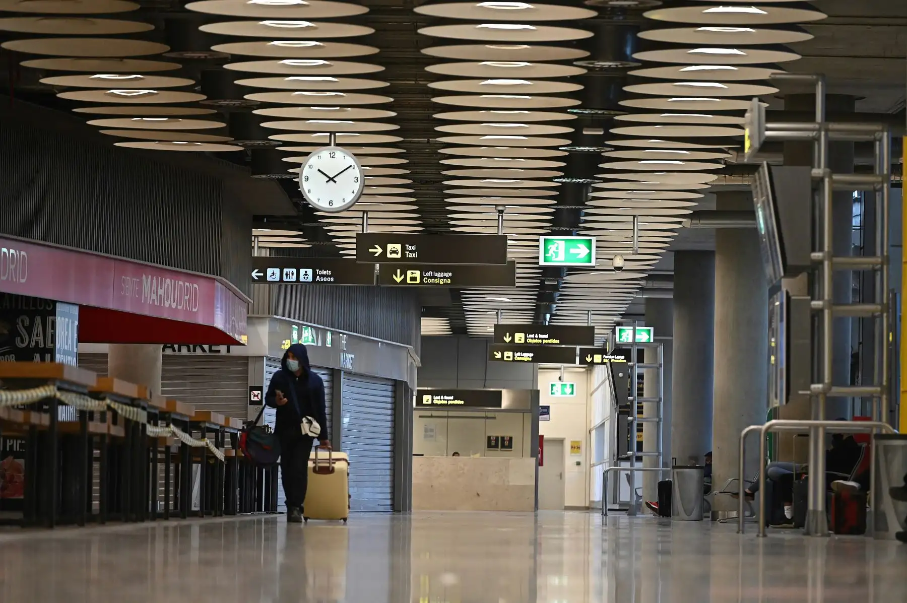 Un ciudadano camina por el aeropuerto Adolfo Suárez-Barajas en Madrid, donde comienza la exigencia de pruebas PCR para pasajeros de vuelos de fuera de España. Foto: EFE
