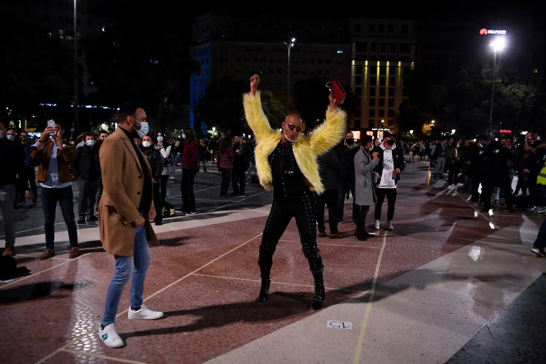 Personas con máscaras bailan durante una protesta convocada por los gremios de discotecas en apoyo a la reapertura de locales nocturnos en Barcelona. Foto: AFP