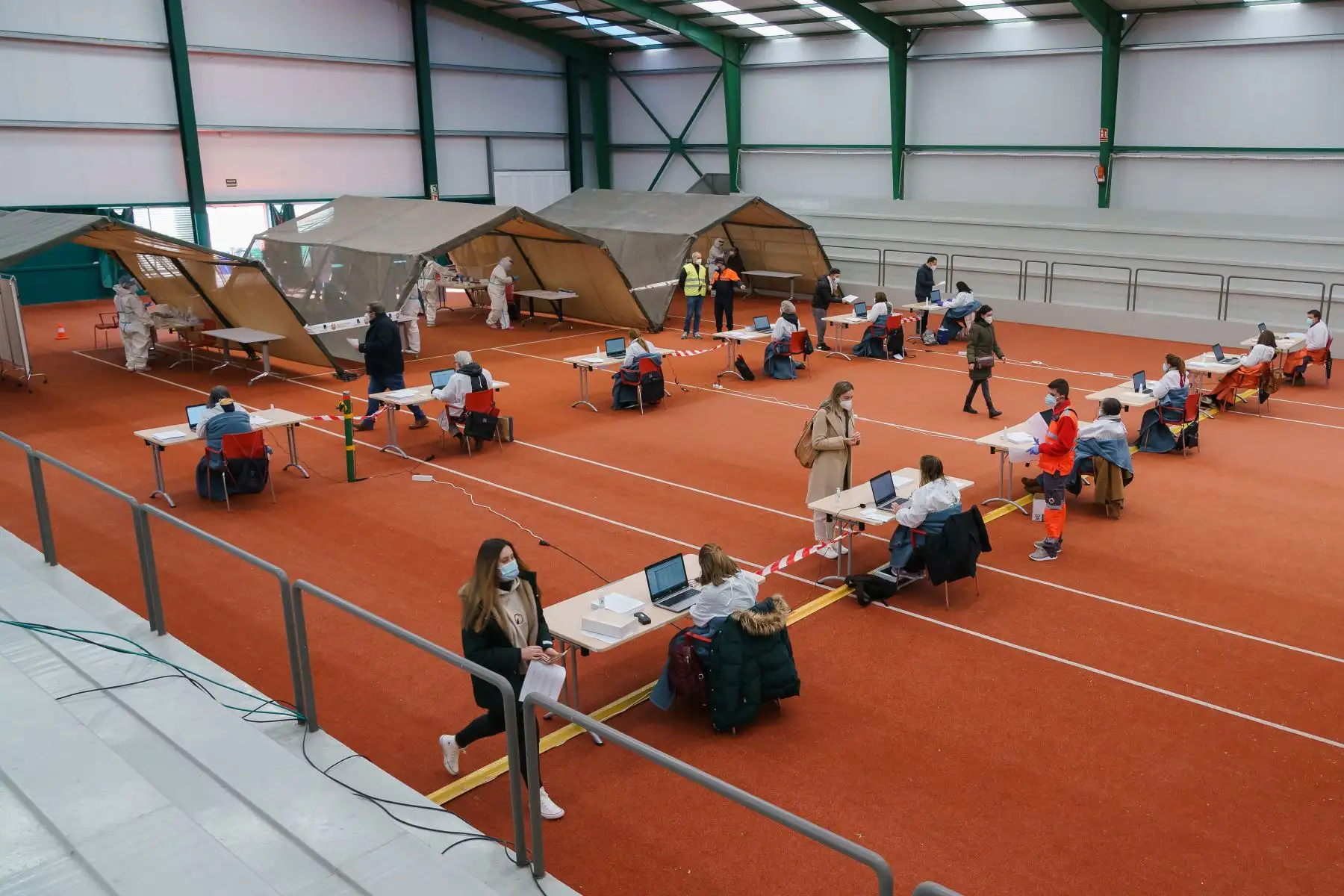Los residentes reciben información tras someterse a pruebas rápidas de antígenos para Covid-19, en Burgos. Foto: AFP