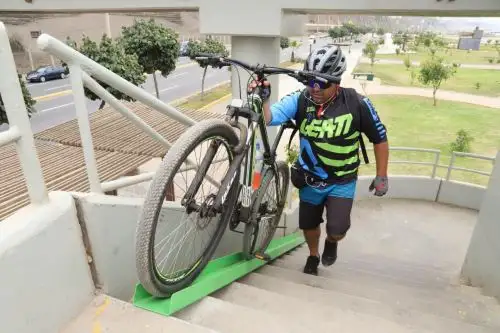 Estas canaletas han sido instaladas en las escaleras de las bajadas Sucre y Marbella, así como en la bajada de Medalla Milagrosa. Foto: ANDINA/Municipalidad de Magdalena.
