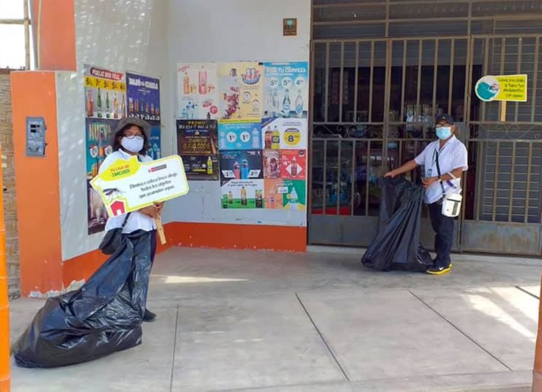 Brigadas de salud del Hospital de Apoyo San Ignacio de Casma realizan una jornada de recojo de criaderos de zancudos para evitar la propagación del dengue en esa provincia de Áncash. ANDINA/Difusión