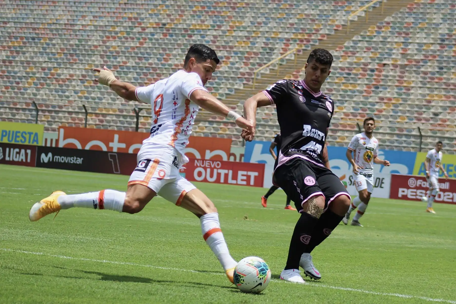 C. Olascuagua de Ayacucho FC intenta despejar el balón ante marca de su rival de lSport Boys por la octava jornada de la fase 2, en el Estadio Monumental. Foto: Liga 1