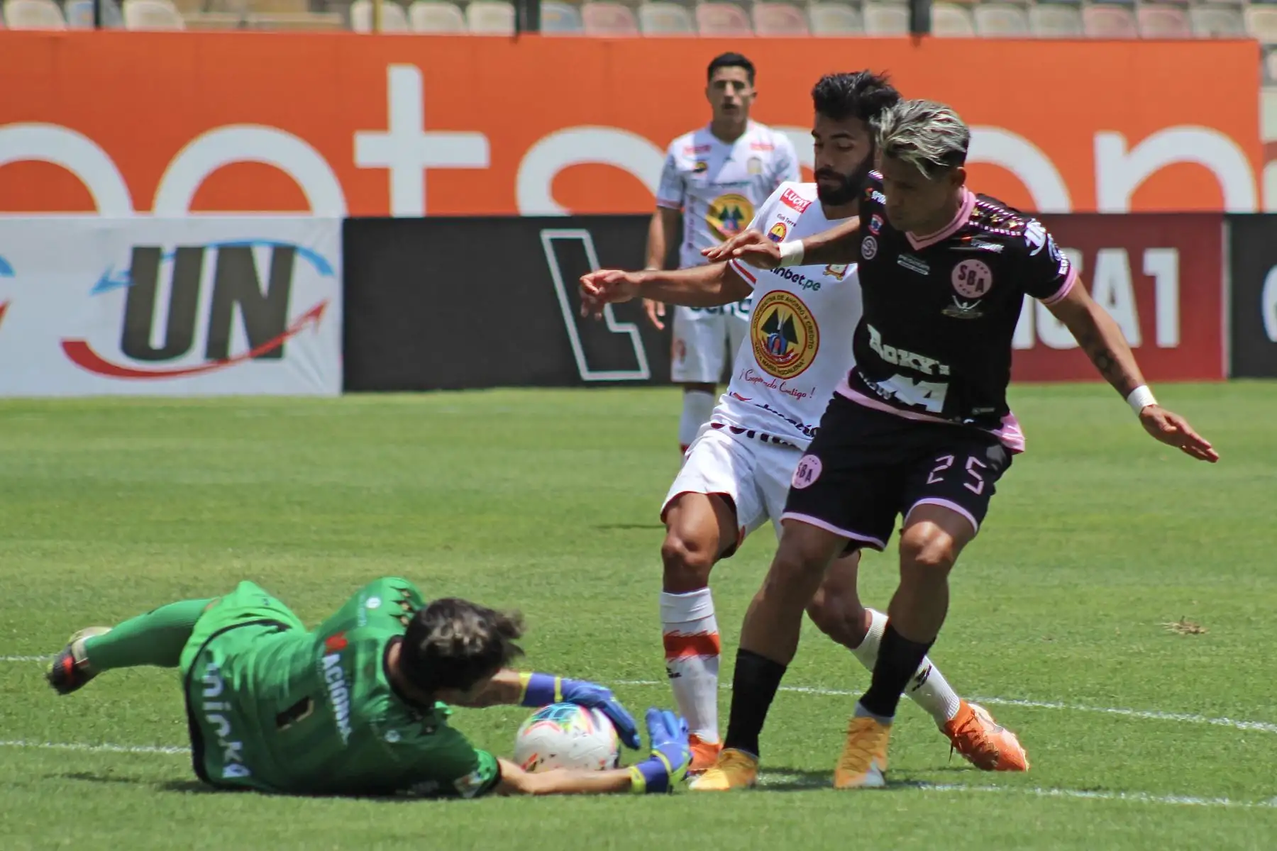 El portero J. Medina del Sport Boys detiene el balón ante ataque de Ayacucho FC por la octava jornada de la fase 2, en el Estadio Monumental. Foto: Liga 1