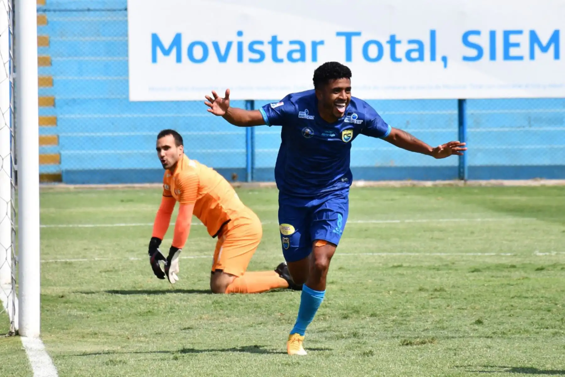 Alvaro Medrano celebra tras anotar el 1-0 ante Universitario por la octava fecha de la fase 2, en el estadio Alberto Gallardo. Foto: Liga 1