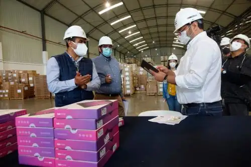 Ministro de Educación supervisó proceso de recepción y revisión de las tablets en almacenes de Lurín. Foto: ANDINA/Minedu