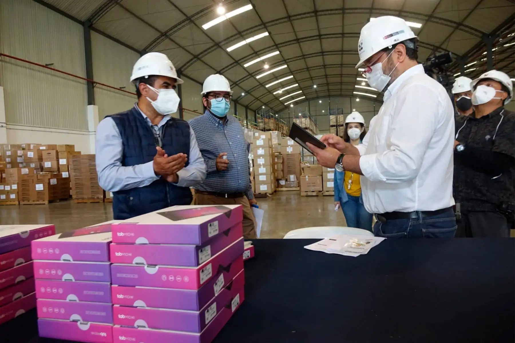 Ministro de Educación supervisó proceso de recepción y revisión de las tablets en almacenes de Lurín. Foto: ANDINA/Minedu