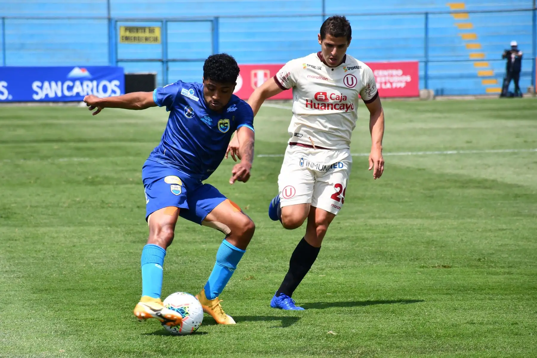 Aldo Corzo de Universitario se enfrenta por el balón ante su rival de Carlos Stein por la octava fecha de la fase 2, en el estadio Alberto Gallardo. Foto: Liga 1