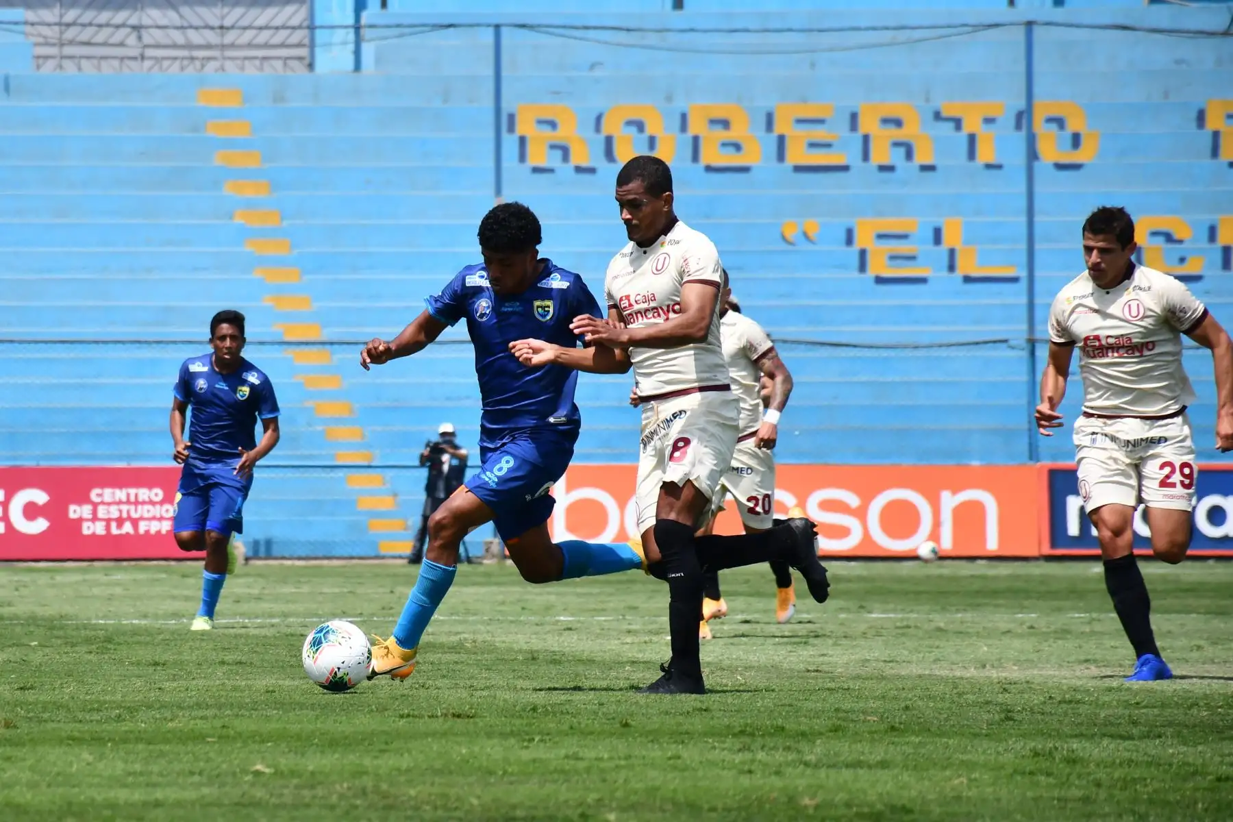 N. Quina de Universitario se enfrenta por el balón ante A. Medrano por la octava fecha de la fase 2, en el estadio Alberto Gallardo. Foto: Liga 1