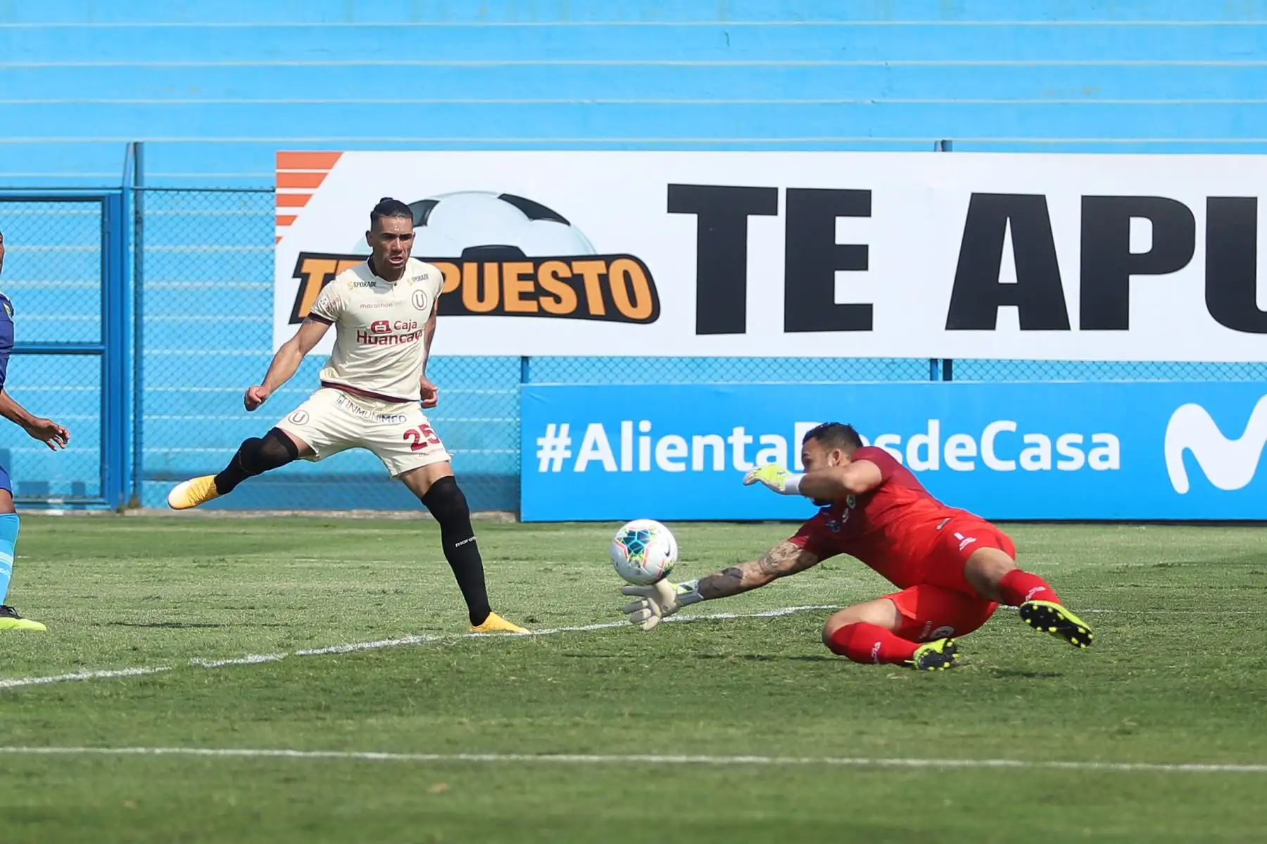 J. Dos Santos de Universitario intenta anotar ante la portería de Carlos Stein por la octava fecha de la fase 2, en el estadio Alberto Gallardo. Foto: Liga 1