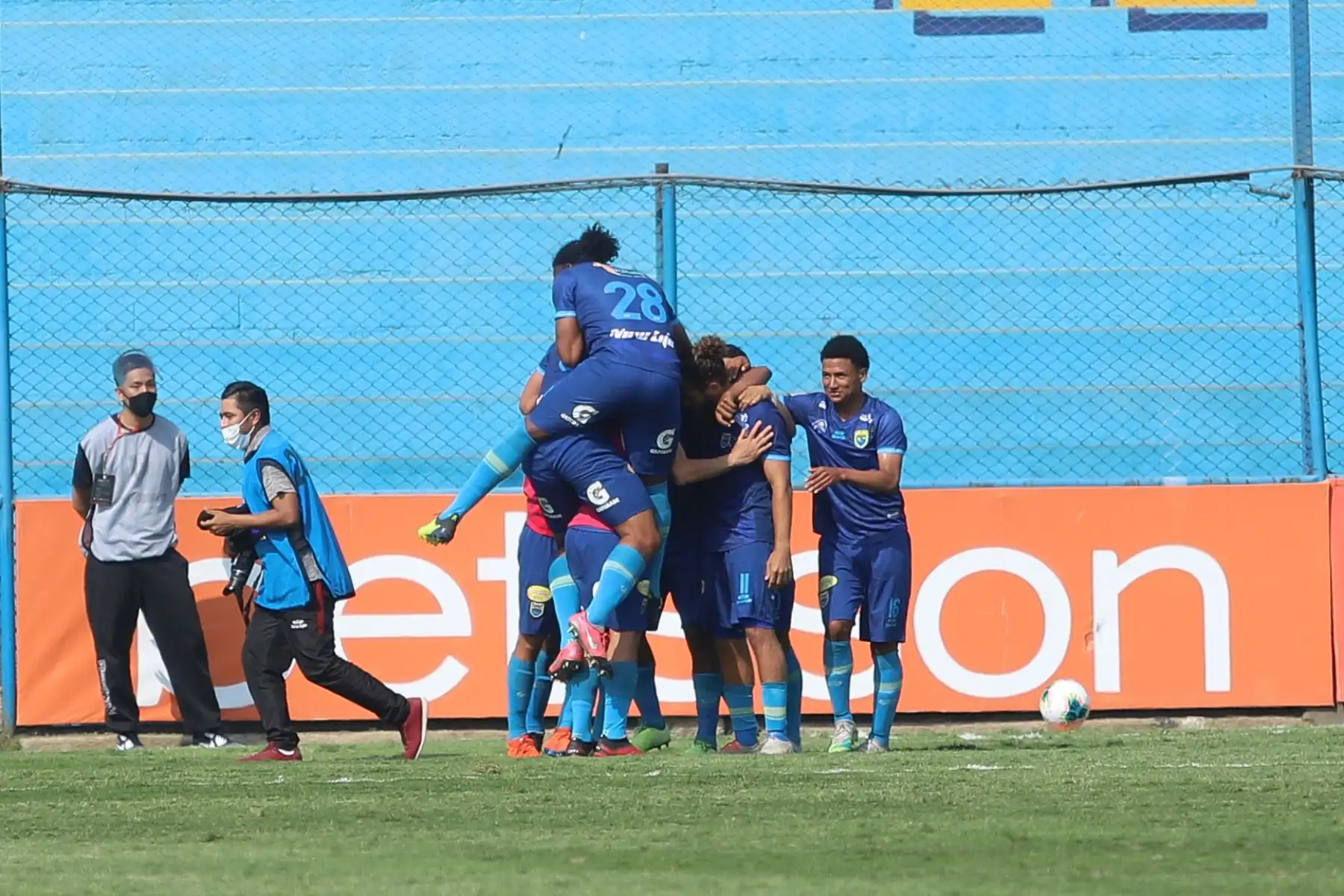 Jugadores de Carlos Stein celebran tras anotar a Universitario por la octava fecha de la fase 2, en el estadio Alberto Gallardo. Foto: Liga 1