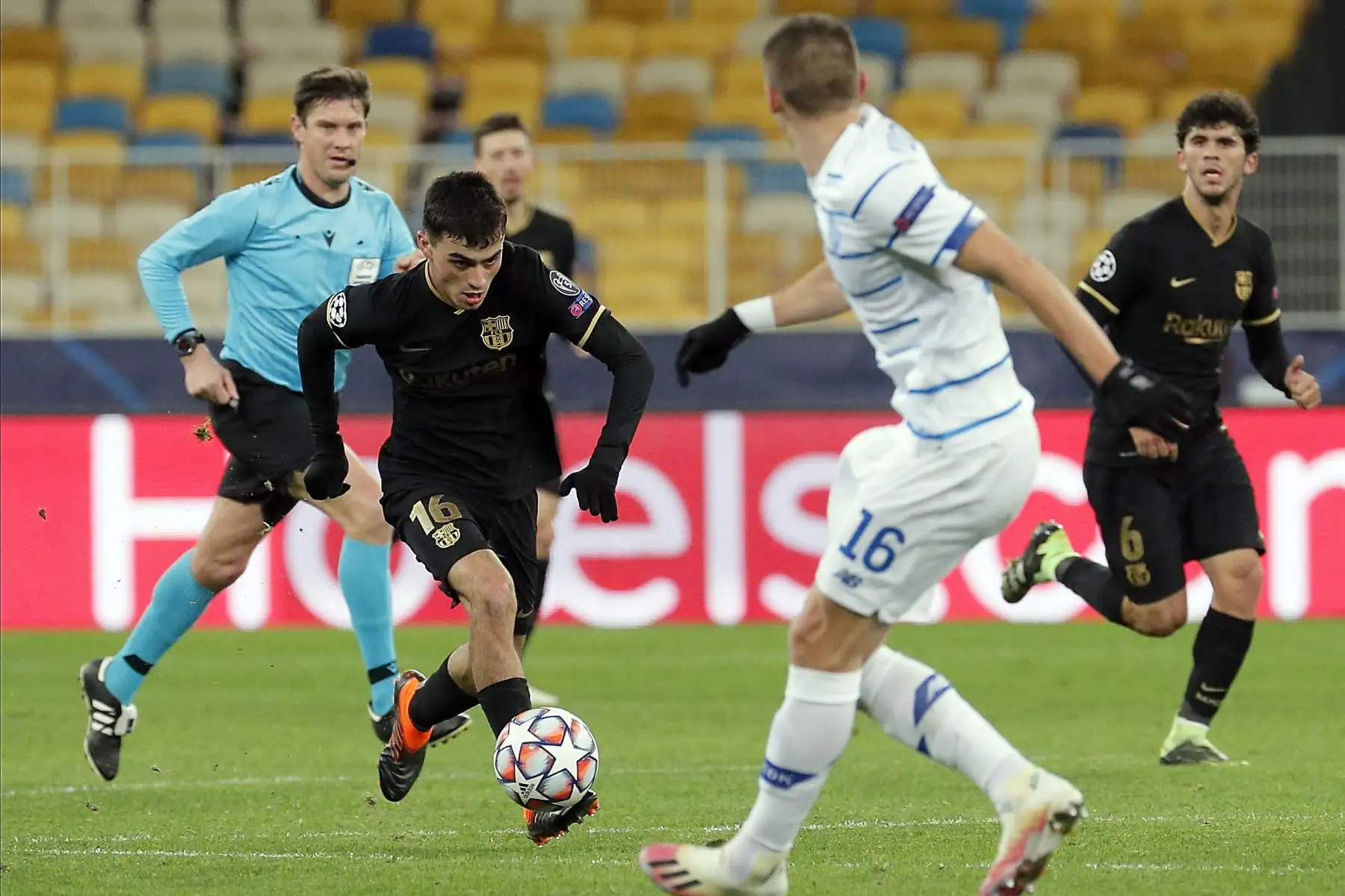 Vitaliy Mykolenko del Dynamo Kiev en acción contra Pedri del FC Barcelona durante el partido de fútbol del grupo G de la UEFA Champions League. Foto: EFE