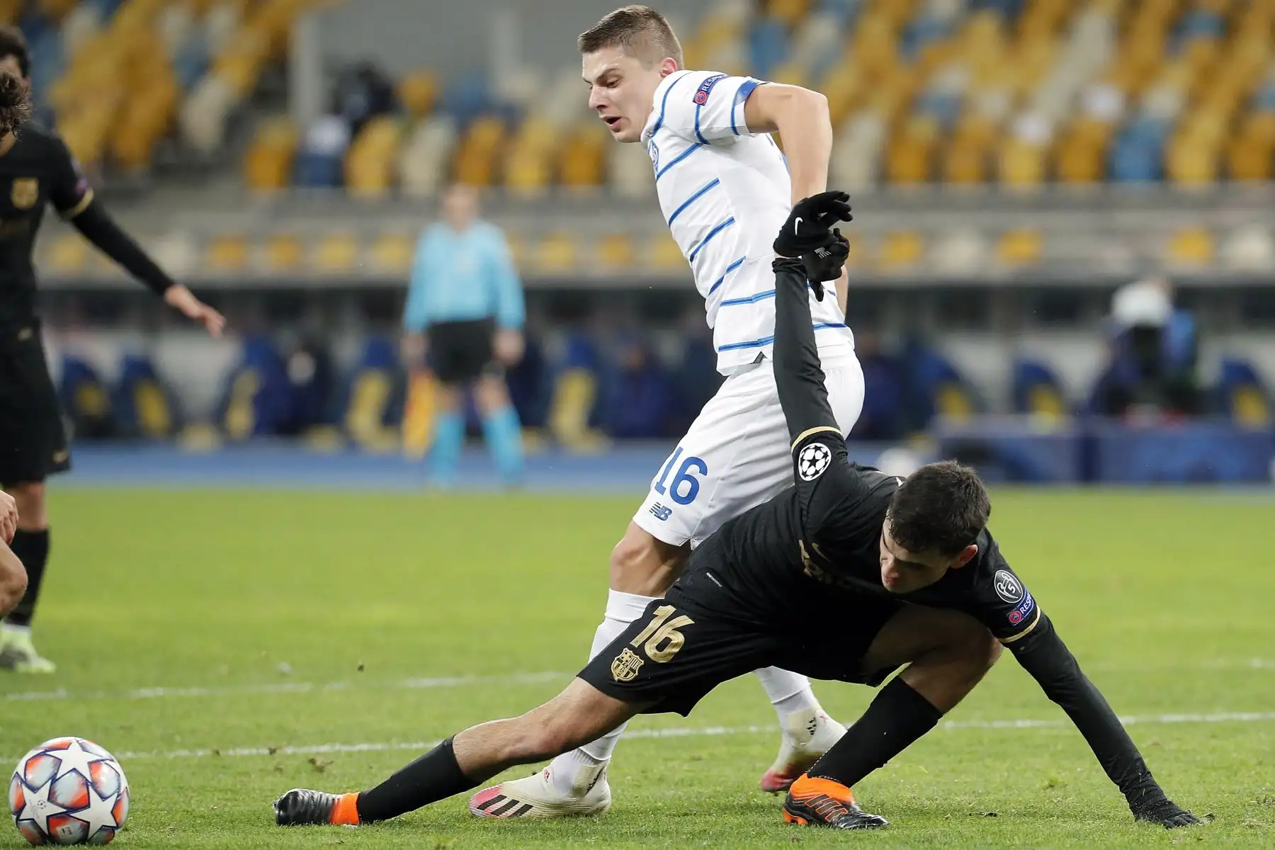 Vitaliy Mykolenko del Dynamo Kiev en acción contra Pedri del FC Barcelona durante el partido de fútbol del grupo G de la UEFA Champions League. Foto: EFE