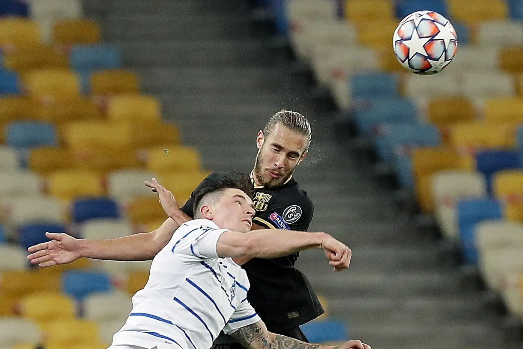 Benjamin Verbic del Dynamo Kiev en acción contra Oscar Mingueza del FC Barcelona durante el partido de fútbol del grupo G de la UEFA Champions League. Foto: EFE