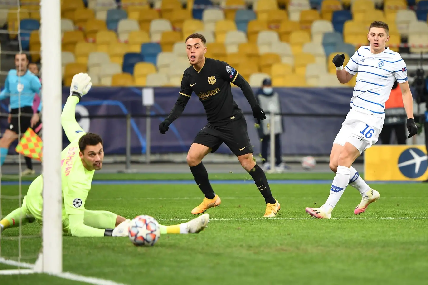 El defensor estadounidense del Barcelona, ​​Sergino Dest, marca un gol durante el partido de fútbol del grupo G de la Liga de Campeones de la UEFA. Foto: AFP