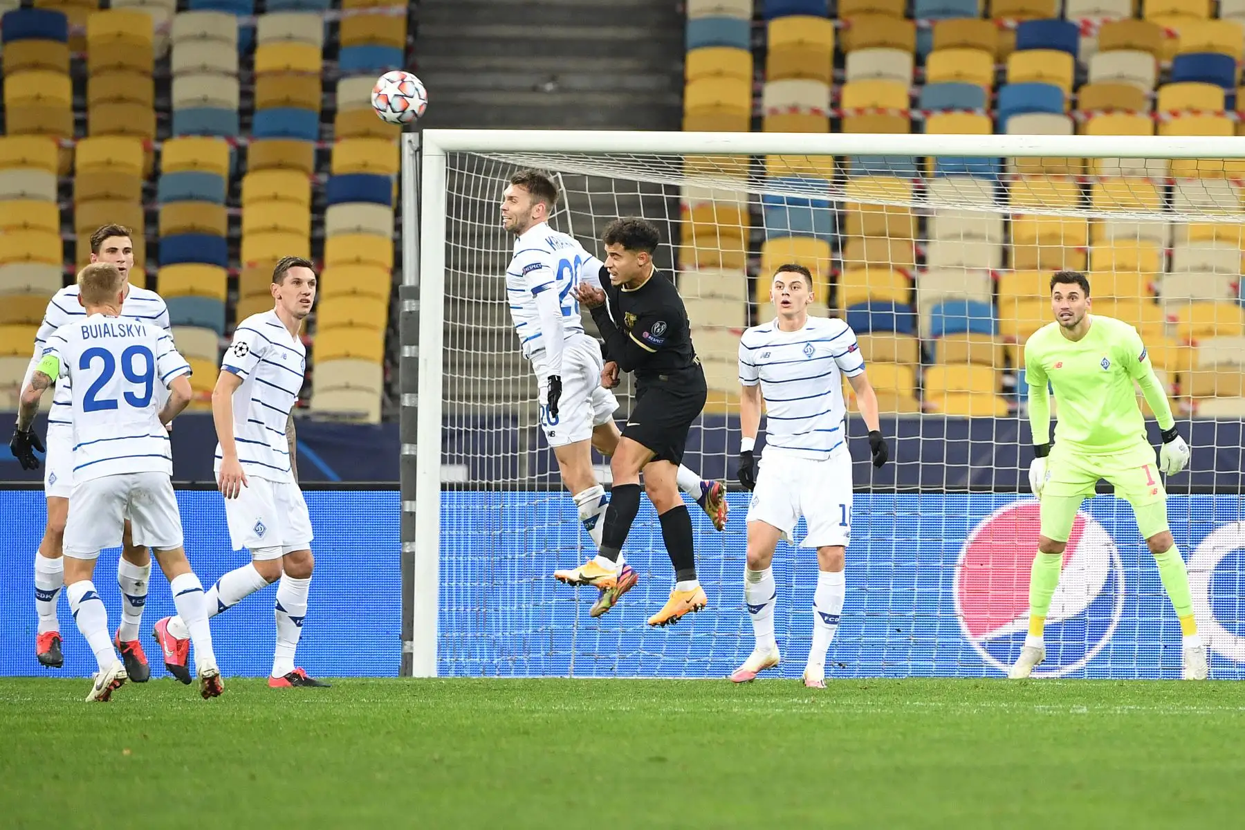 El defensor ucraniano del Dynamo Kiev Oleksandr Karavayev cabecea el balón con el mediocampista brasileño del Barcelona Philippe Coutinho durante el partido de fútbol del grupo G de la Liga de Campeones de la UEFA. Foto: AFP