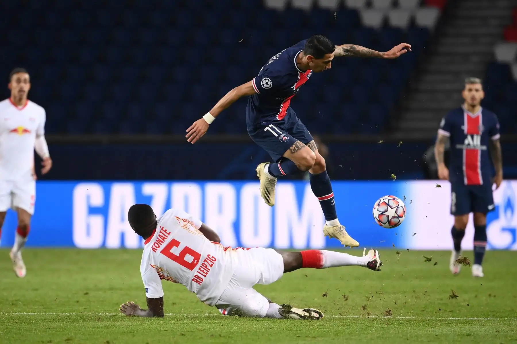 El centrocampista argentino del Paris Saint-Germain Angel Di Maria compite por el balón con el defensor francés del Leipzig Ibrahima Konate durante el grupo H de la Liga de Campeones de la UEFA. Foto: AFP