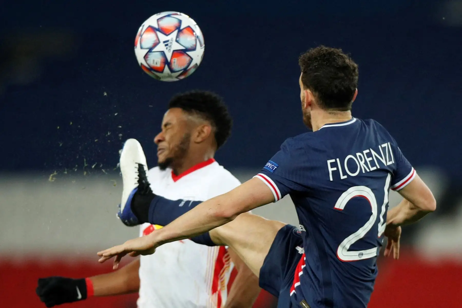 Alessandro Florenzi del PSG en acción contra Christopher Nkunku de Leipzig durante el partido de fútbol del Grupo H de la Liga de Campeones de la UEFA. Foto: EFE