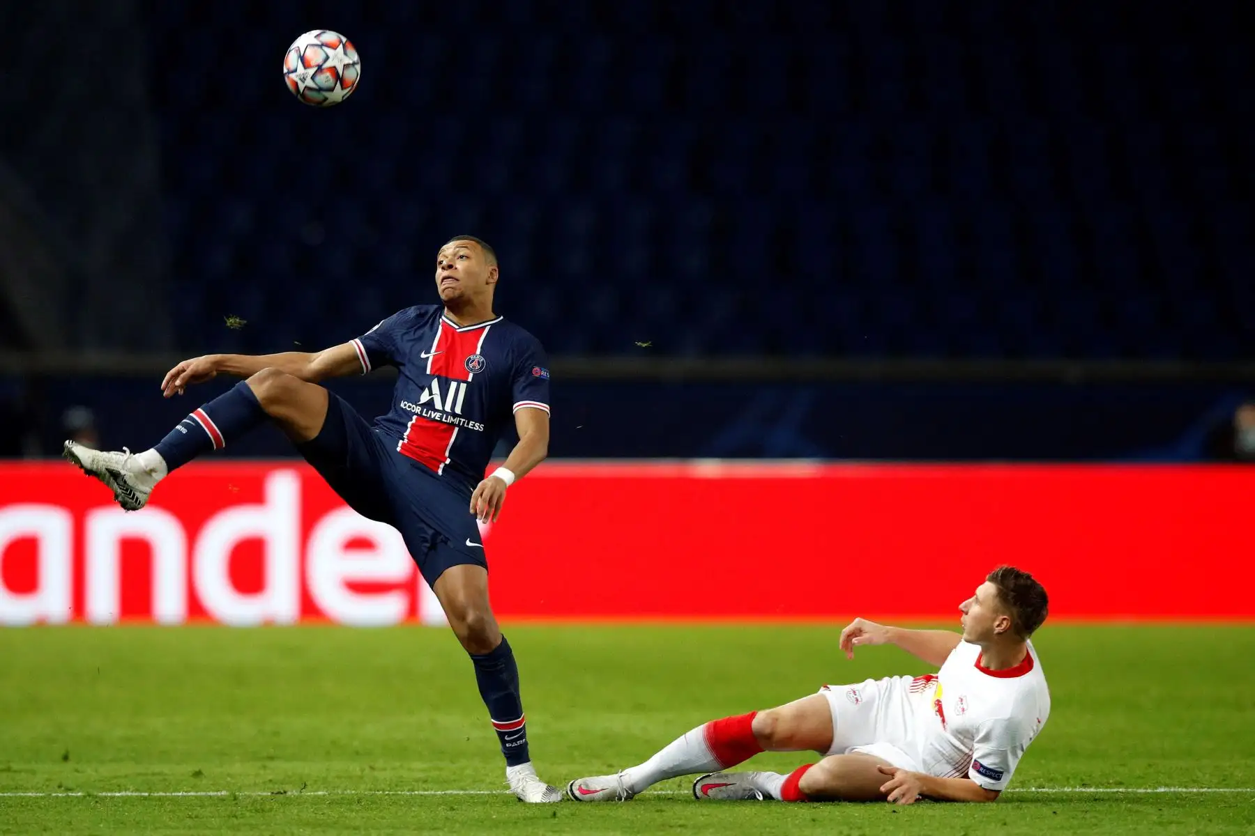 Kylian Mbappe del PSG en acción contra Willi Orban de Leipzig durante el partido de fútbol del Grupo H de la Liga de Campeones de la UEFA. Foto: EFE